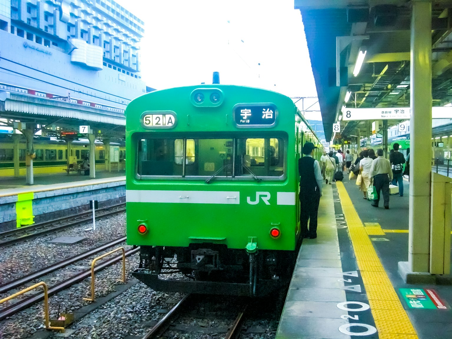 綠色的JR列車停靠在車站
