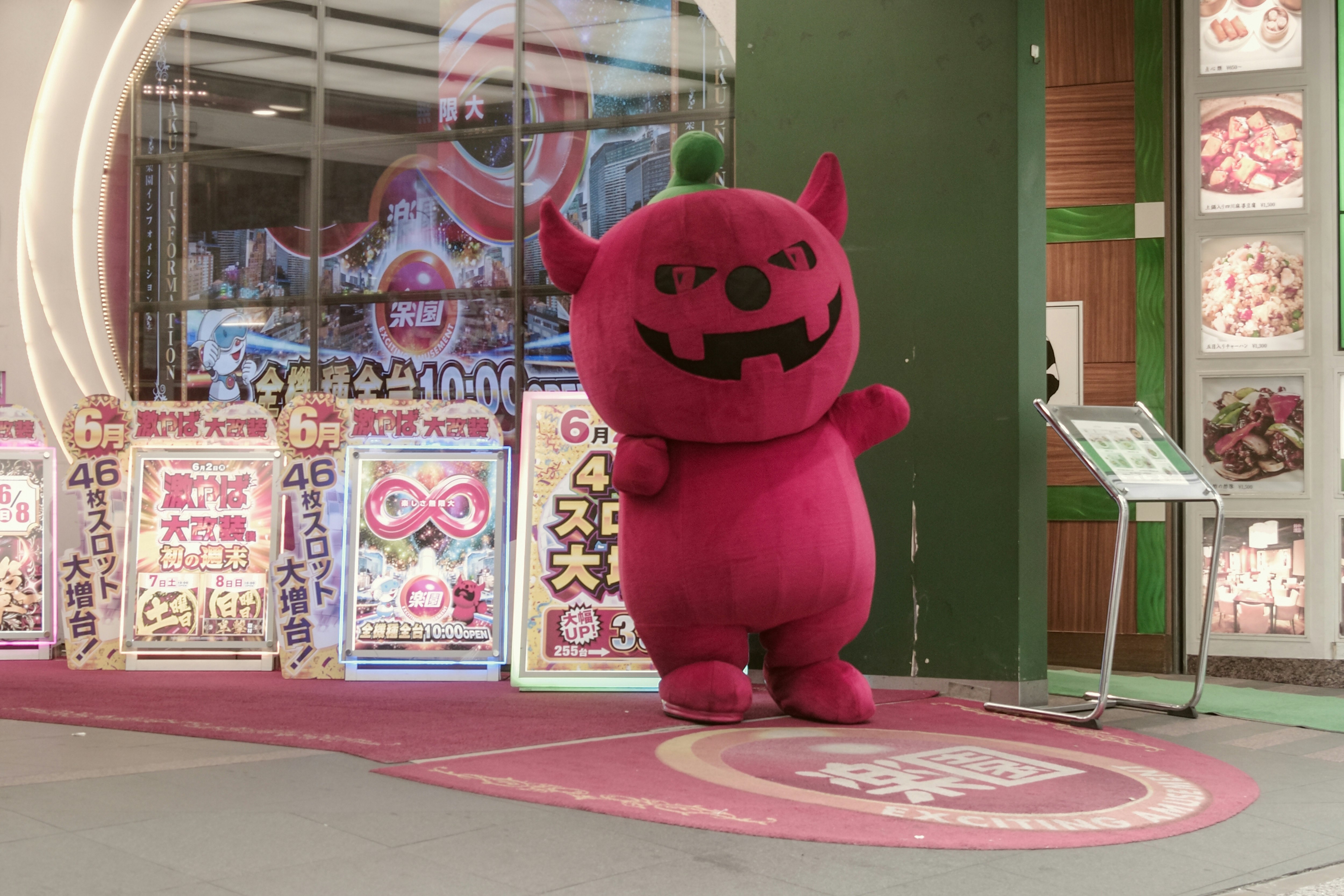 Peluche de mascotte rose debout au coin d’une rue à Shibuya
