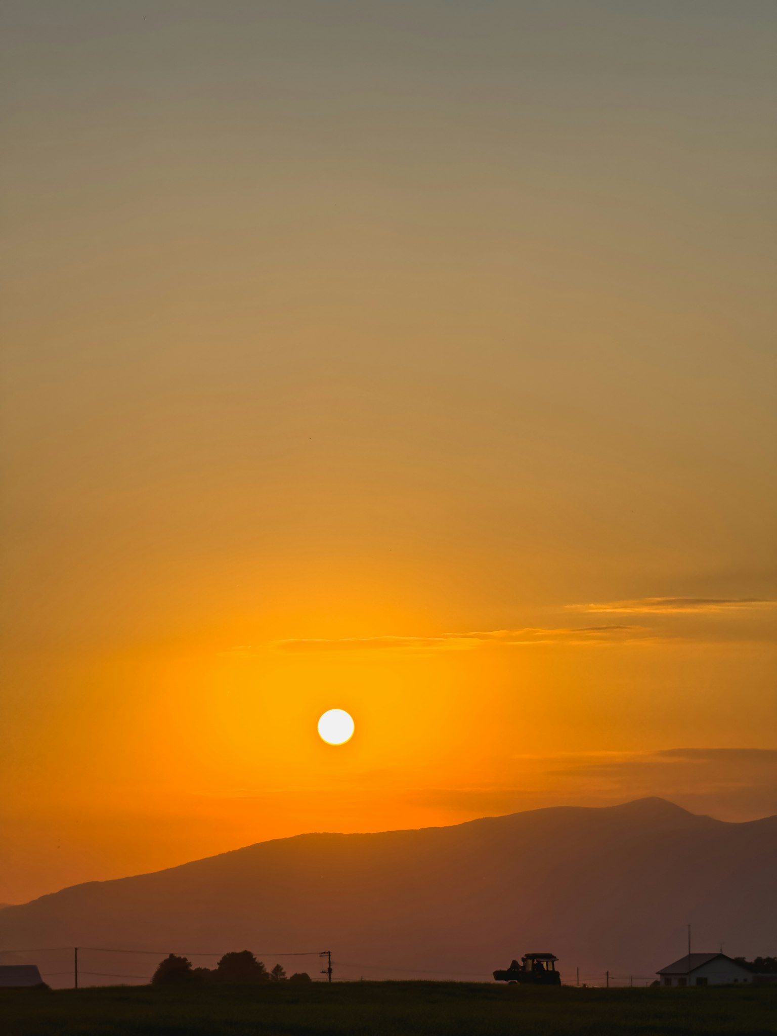 美麗的景觀，夕陽在山脈後面落下