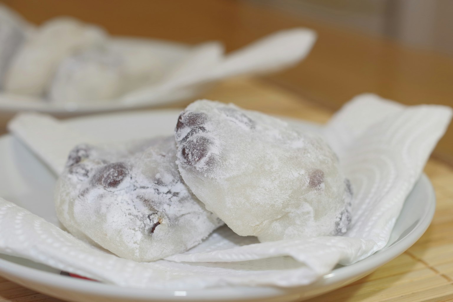Confitería japonesa con relleno de frijoles rojos envuelto en mochi blanco en un plato