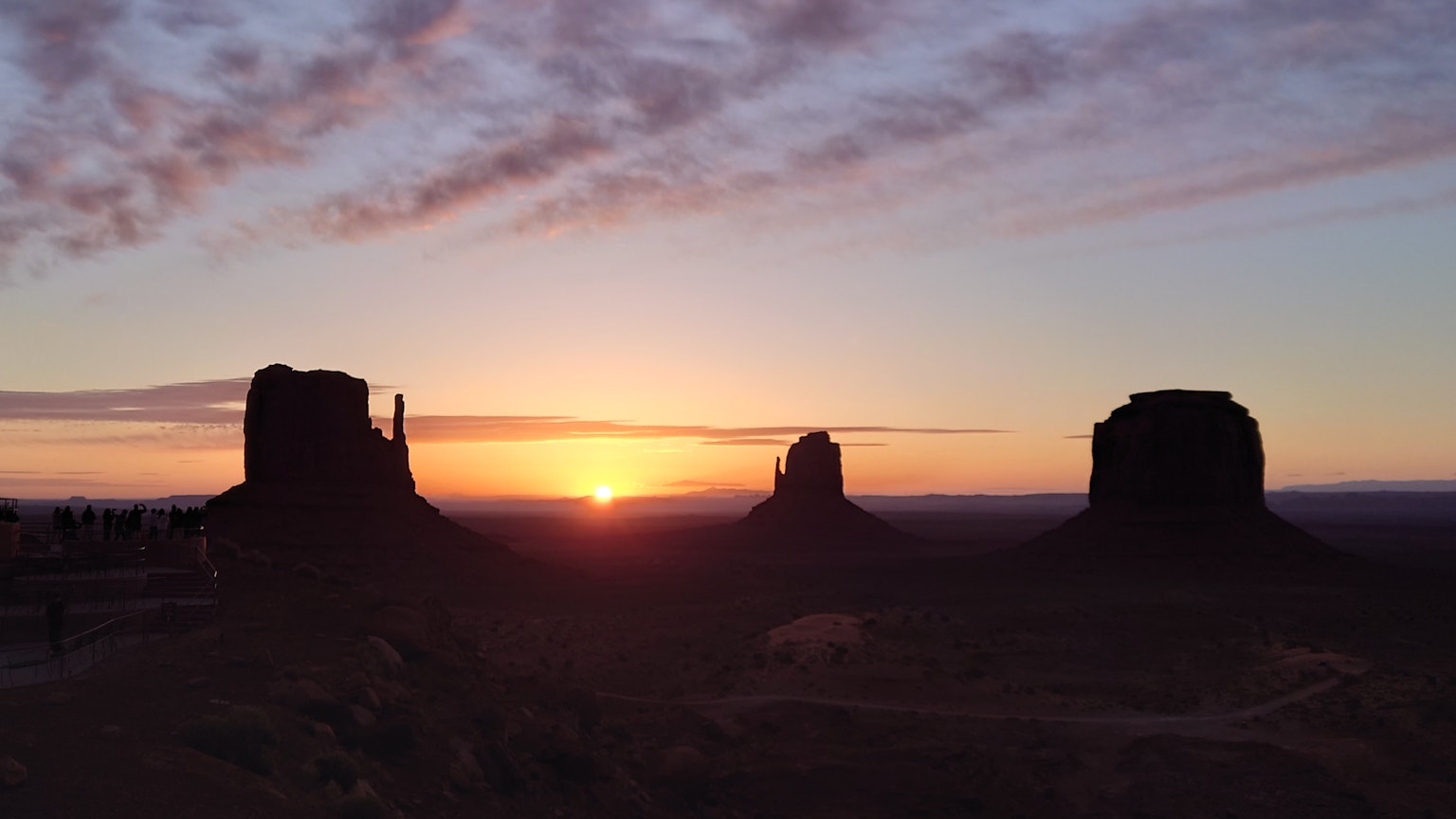 Sonnenuntergang über Monument Valley mit Silhouetten von Felsformationen