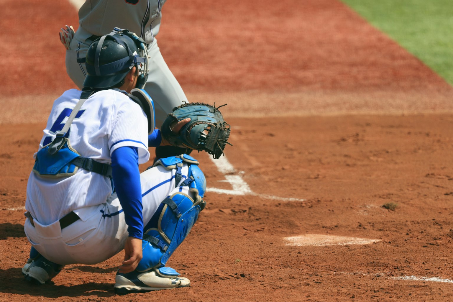 Ricevitore di baseball accovacciato sul campo