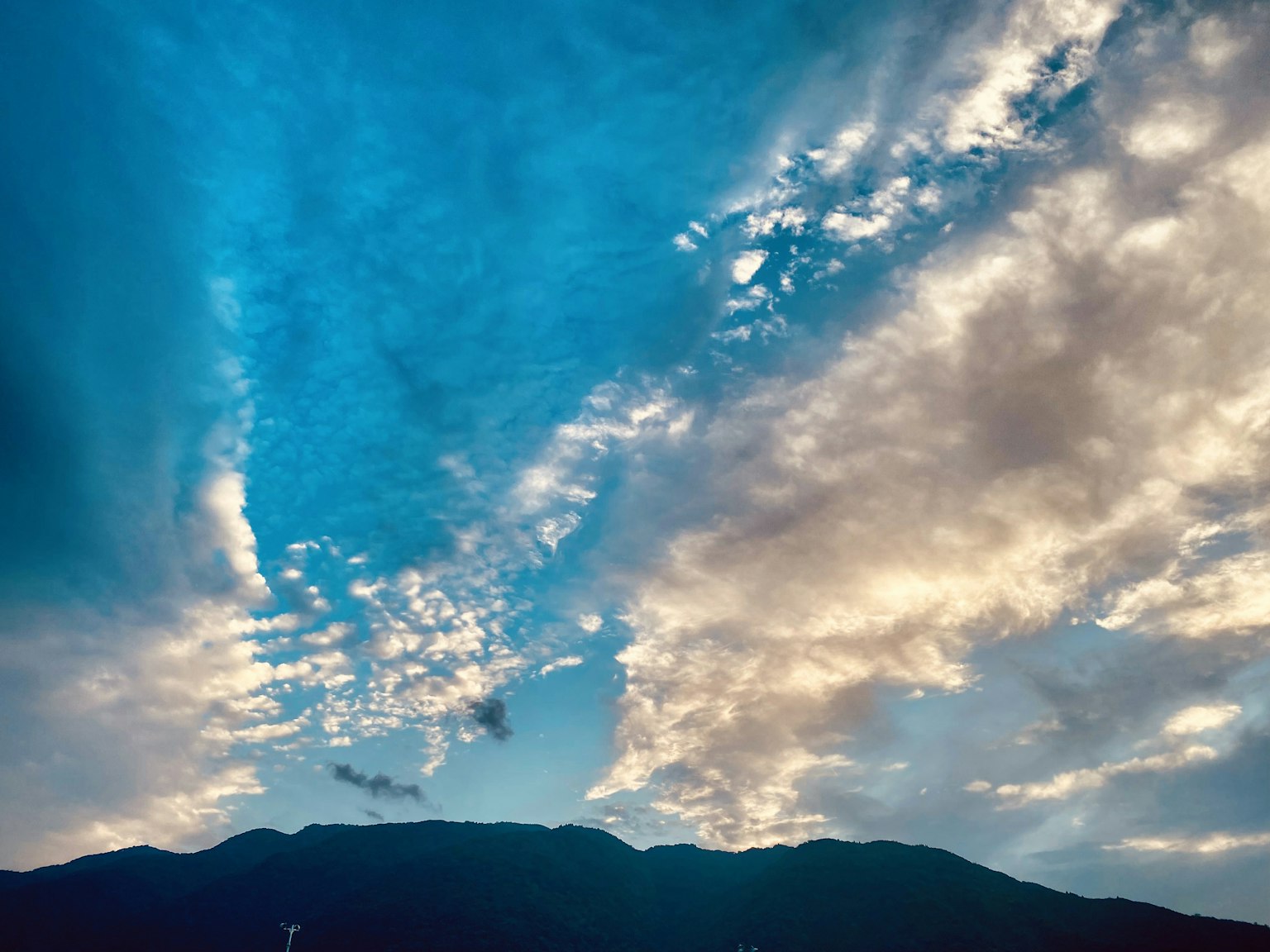 Wunderschöne Berglandschaft mit blauem Himmel und weißen Wolken