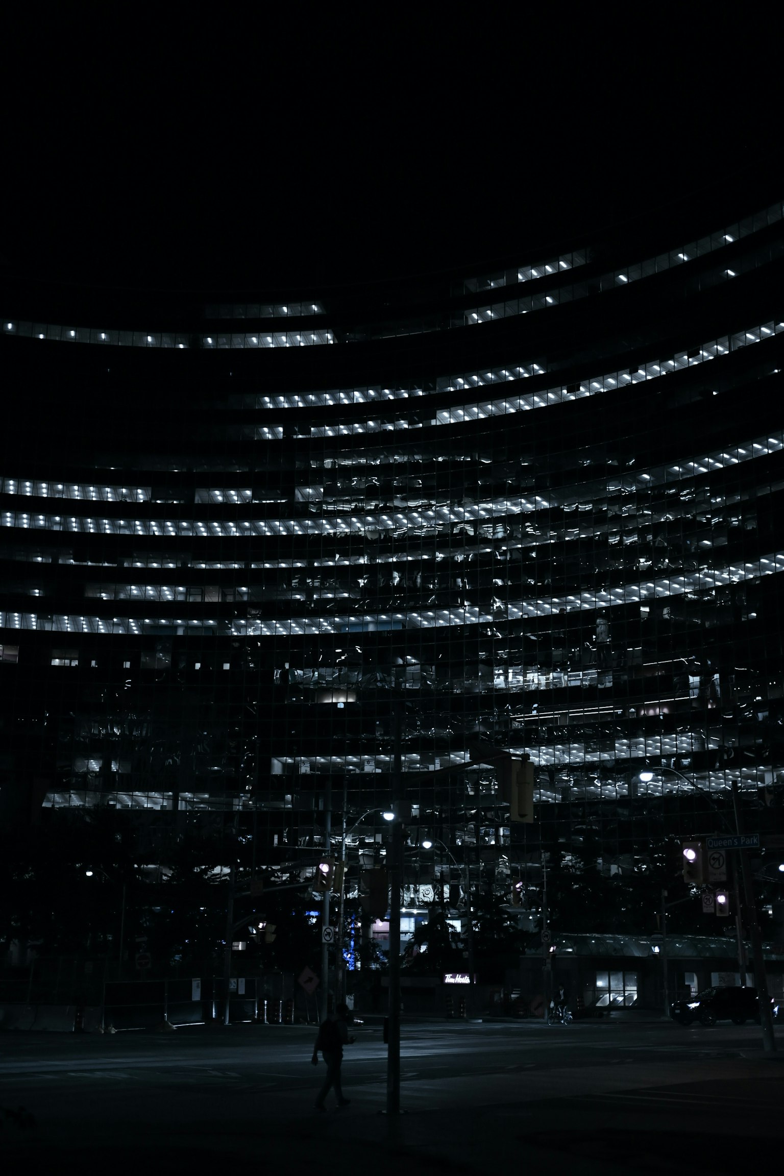 Impresionante paisaje urbano nocturno con luces de edificios iluminadas