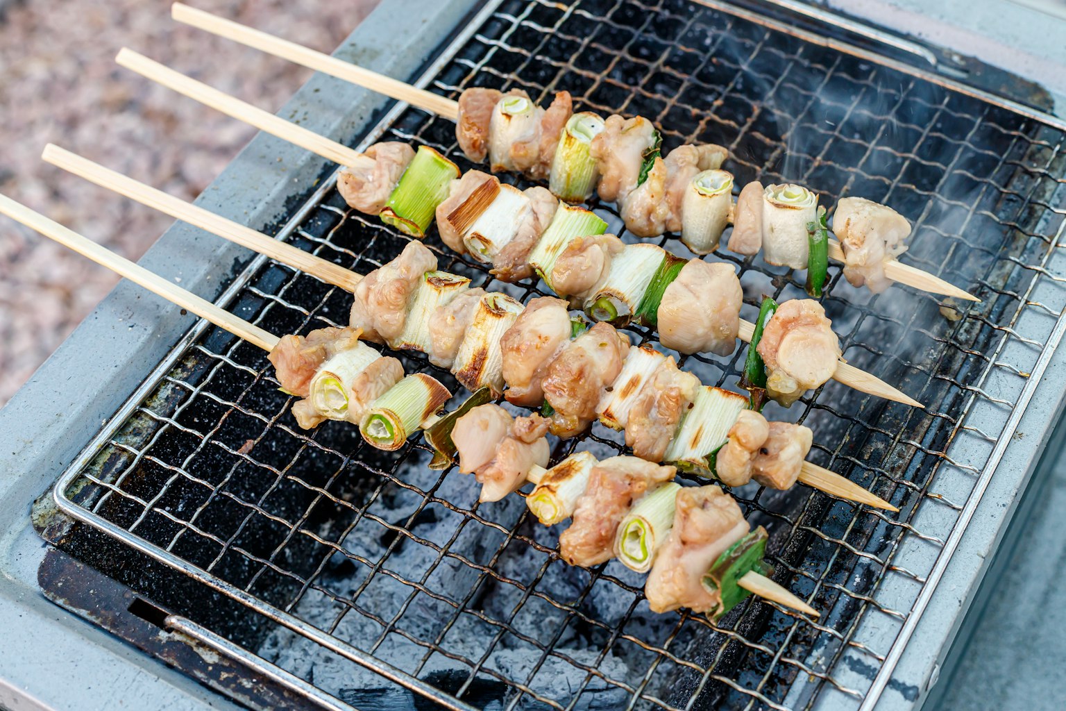 Spiedini di pollo e verdure grigliati su un barbecue