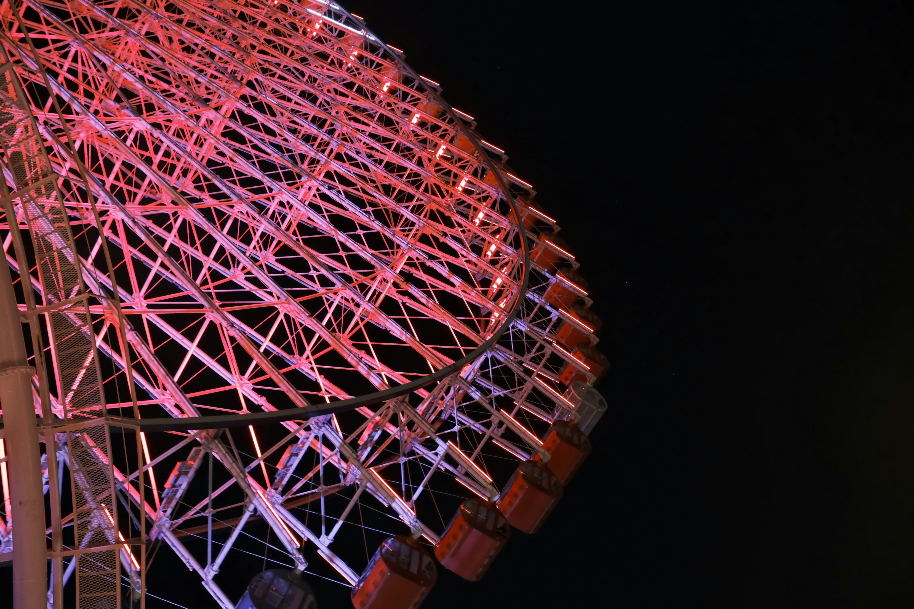 夜の赤い格子状タワーの外観