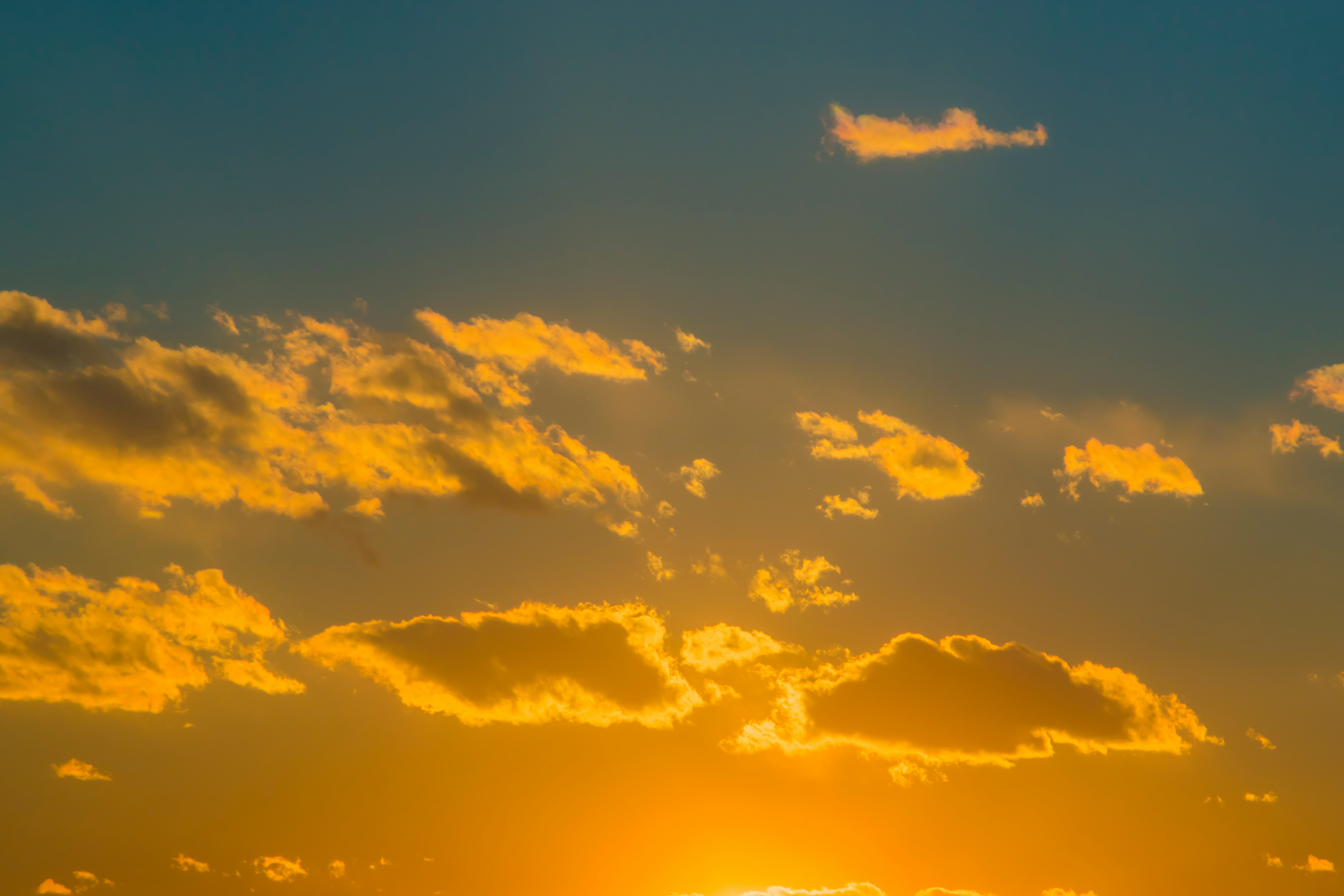 夕焼けの雲が広がる空