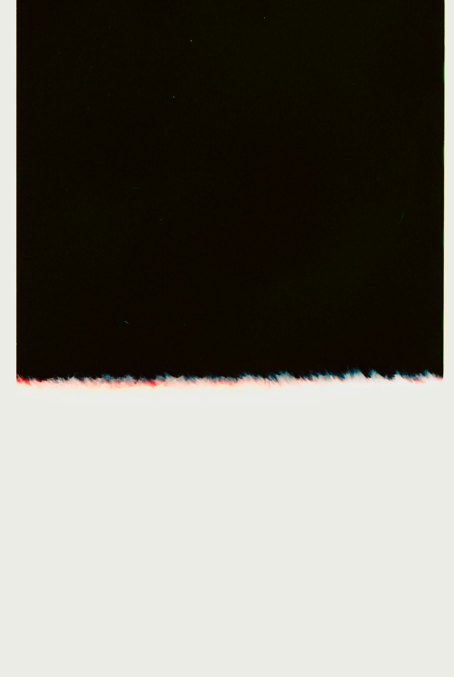Fond texturé noir avec bord inférieur blanc