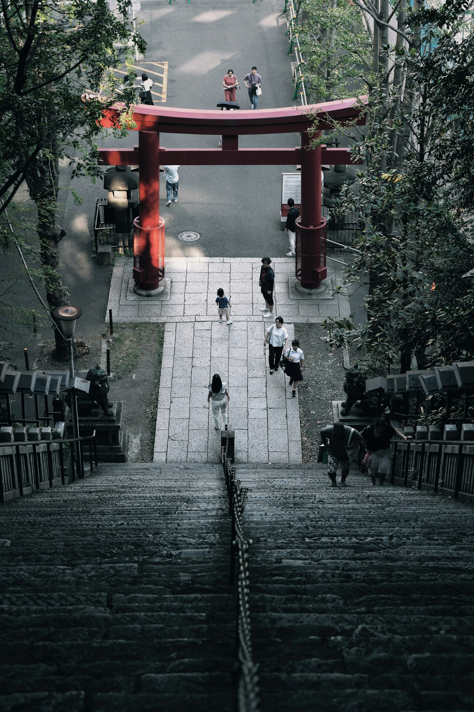 Vista di un torii rosso e scale in un parco
