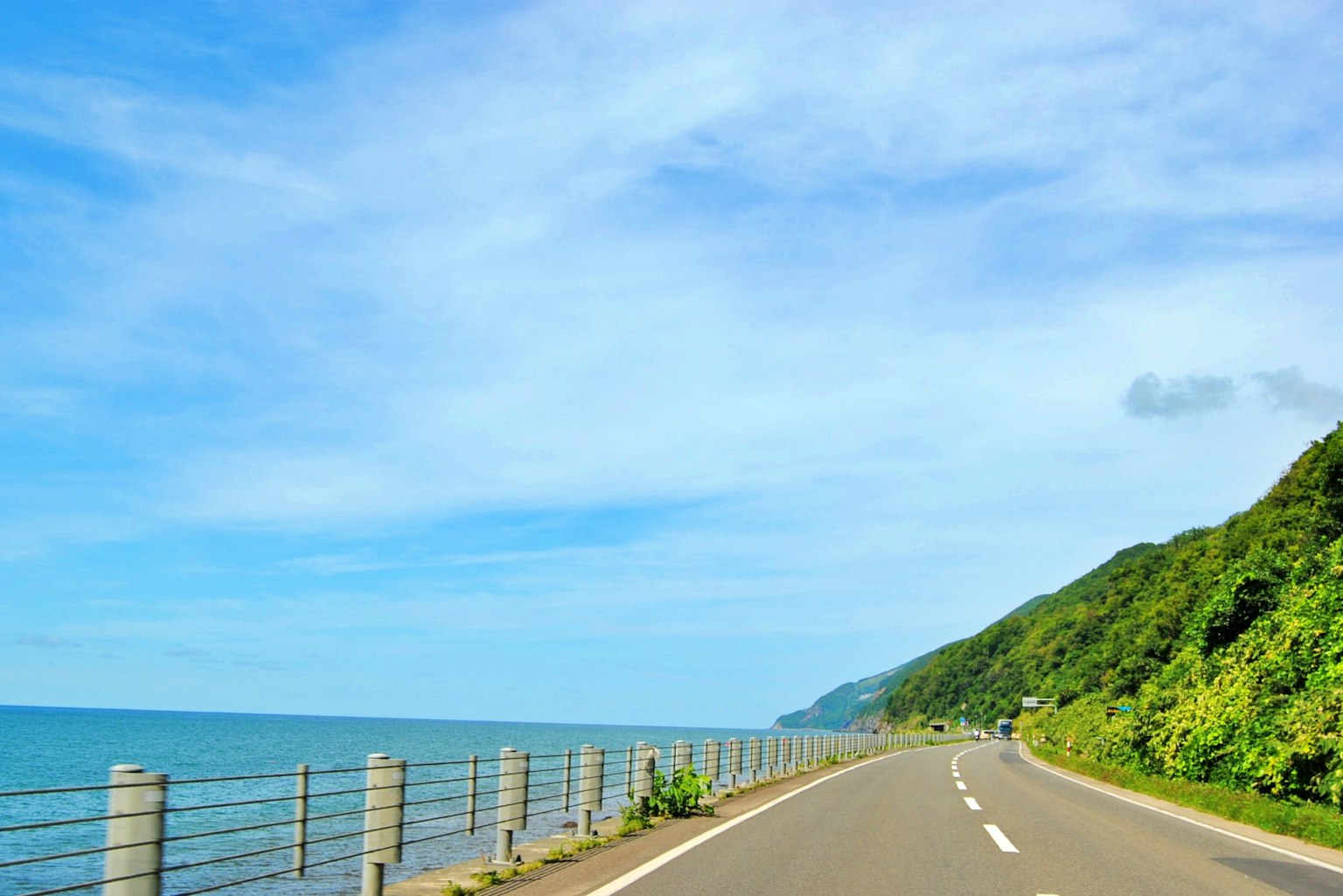 被蓝天和海洋环绕的海岸公路