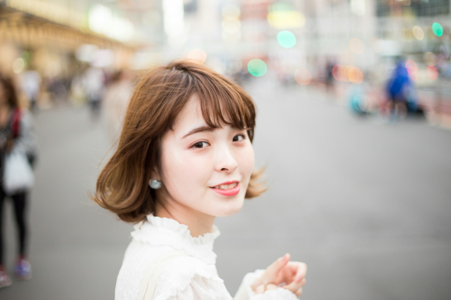 在繁忙街道上行走的微笑女性