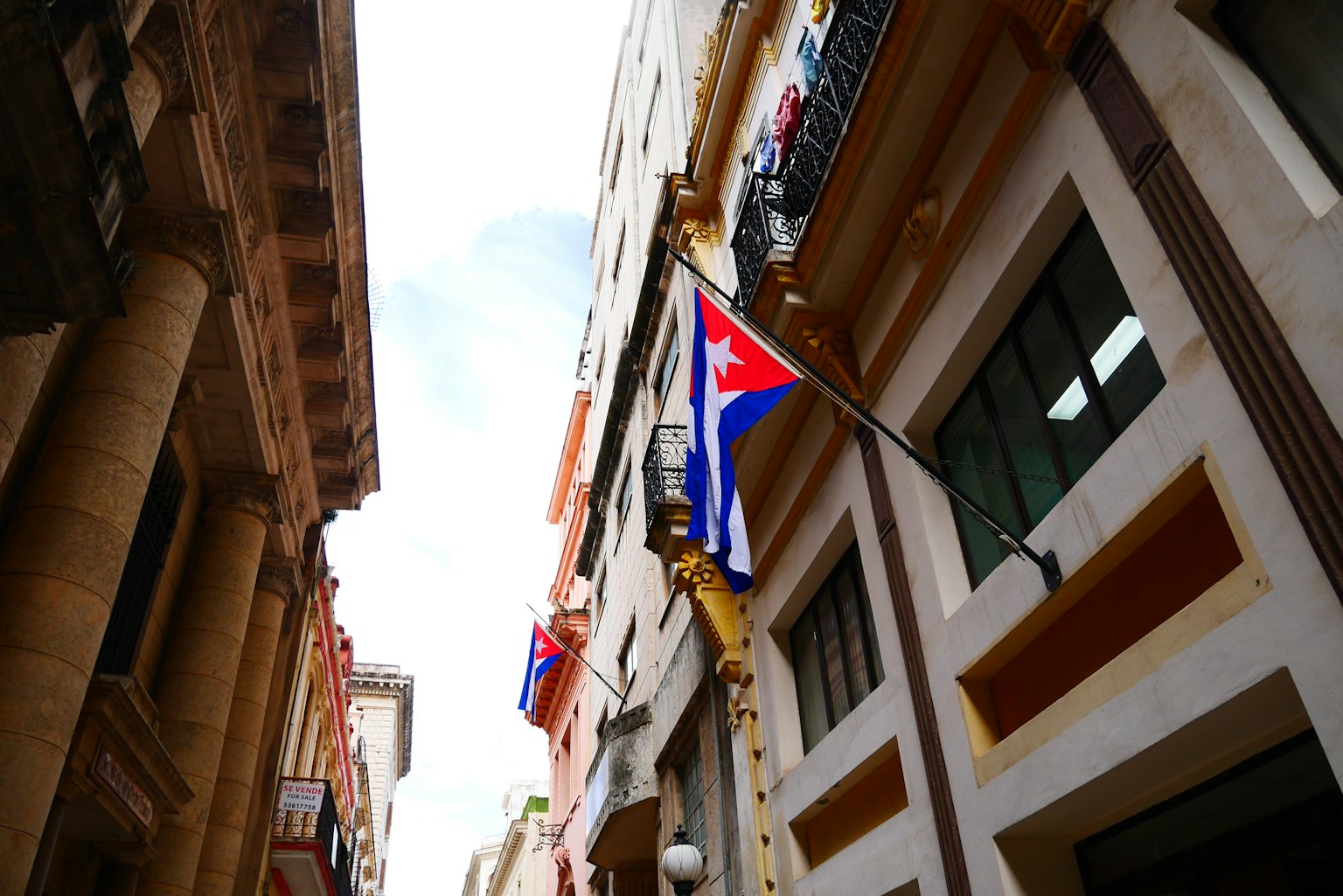 Straßenansicht mit der kubanischen Flagge an einem Gebäude