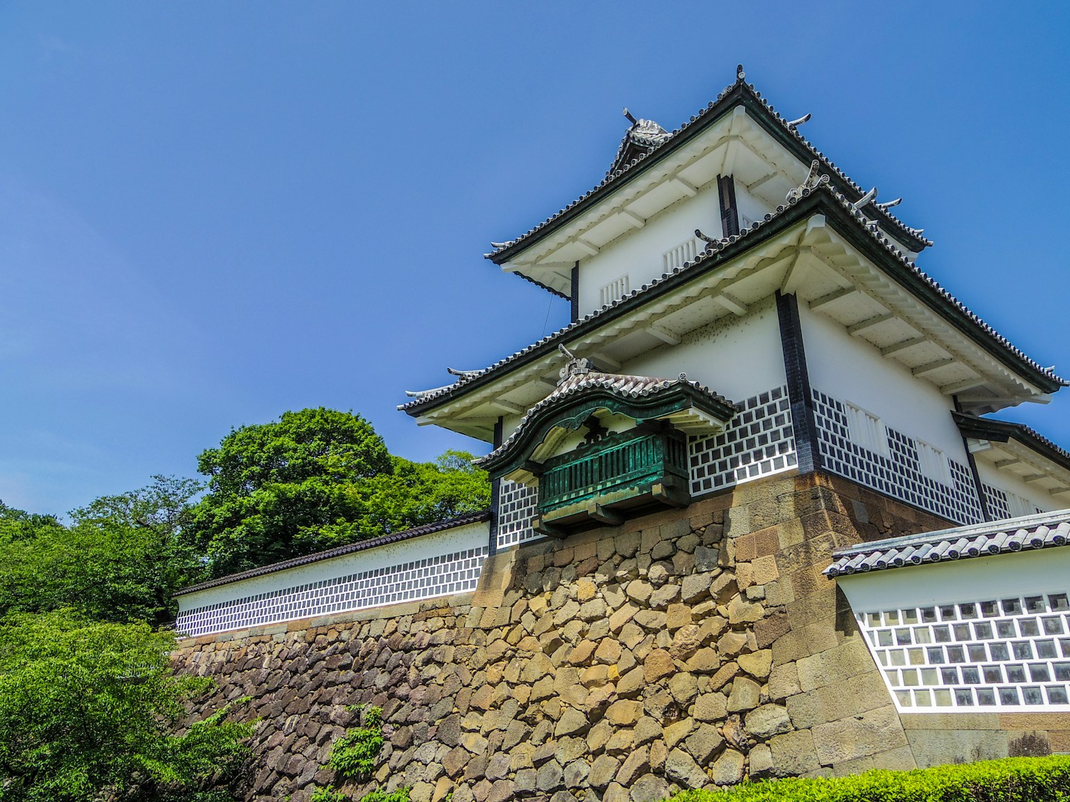 Un beau bâtiment de château japonais se dresse sous un ciel bleu