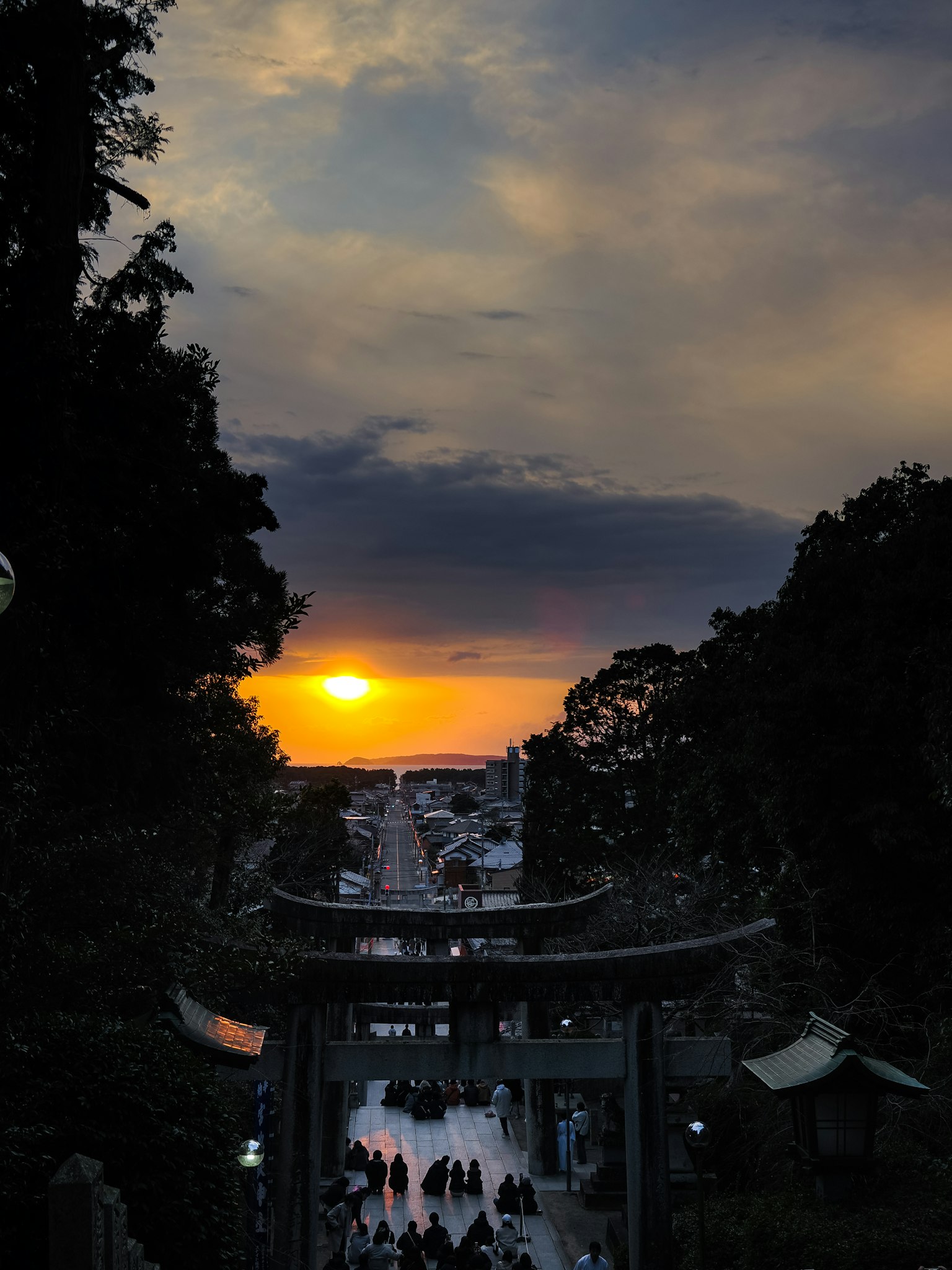 Cảnh hoàng hôn phía sau cổng torii tại một ngôi đền
