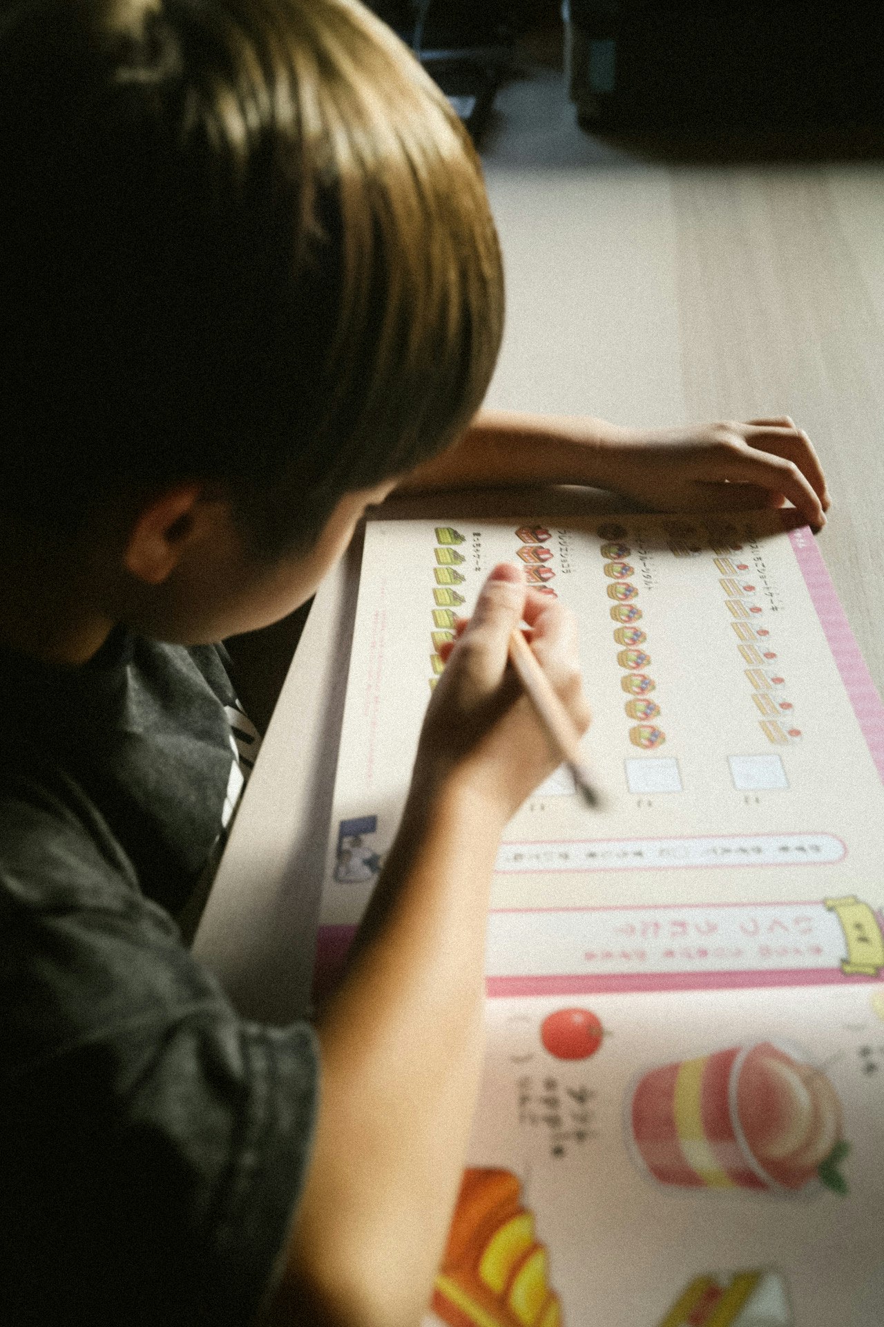 bambino che lavora su un foglio di esercizi