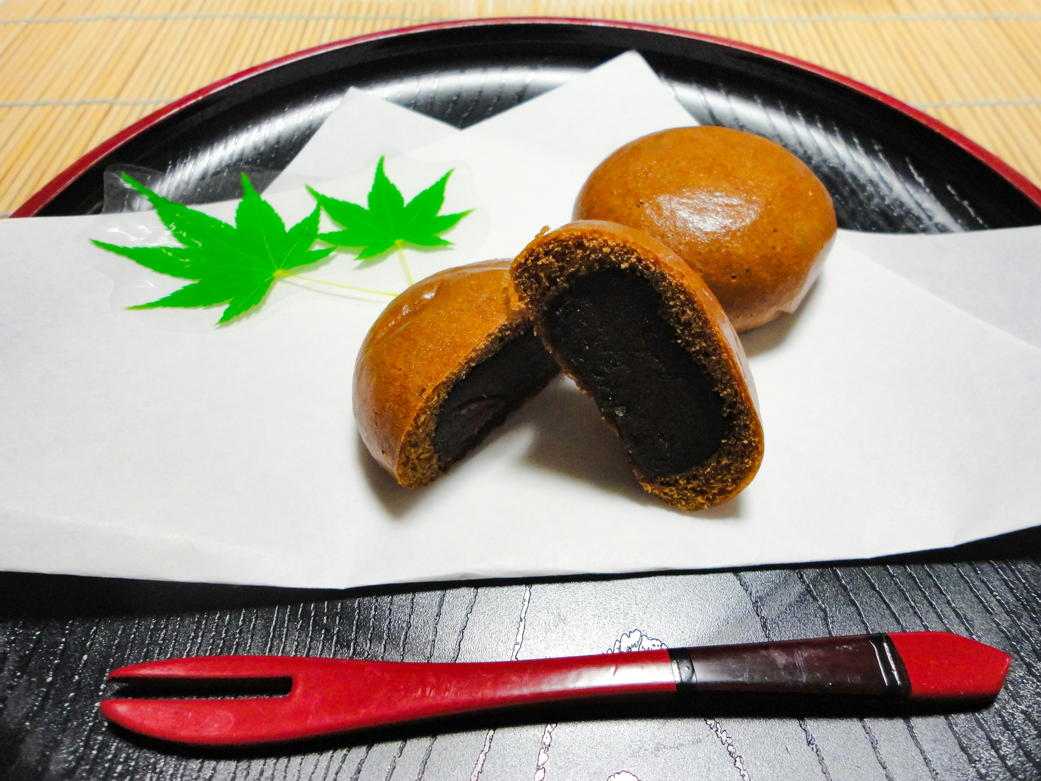 Gâteau japonais aux graines de sésame noir, coupe