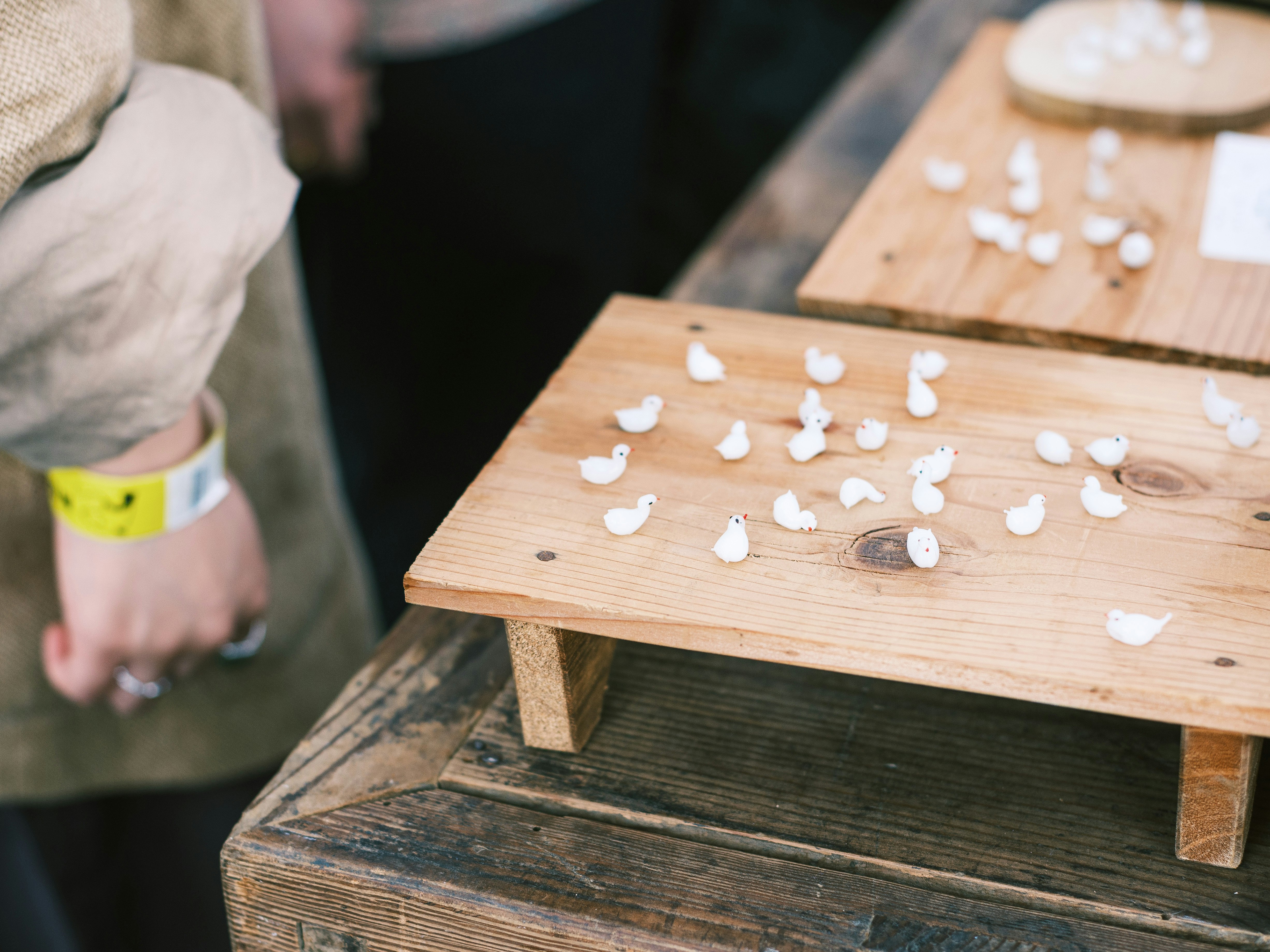 petites figurines blanches disposées sur un présentoir en bois