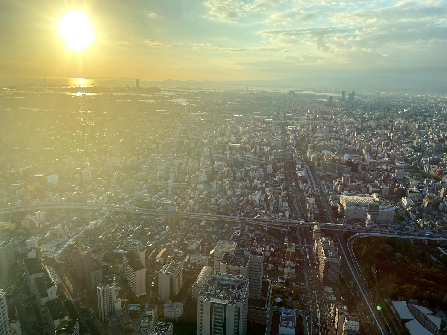 Vue panoramique d'une ville au coucher du soleil