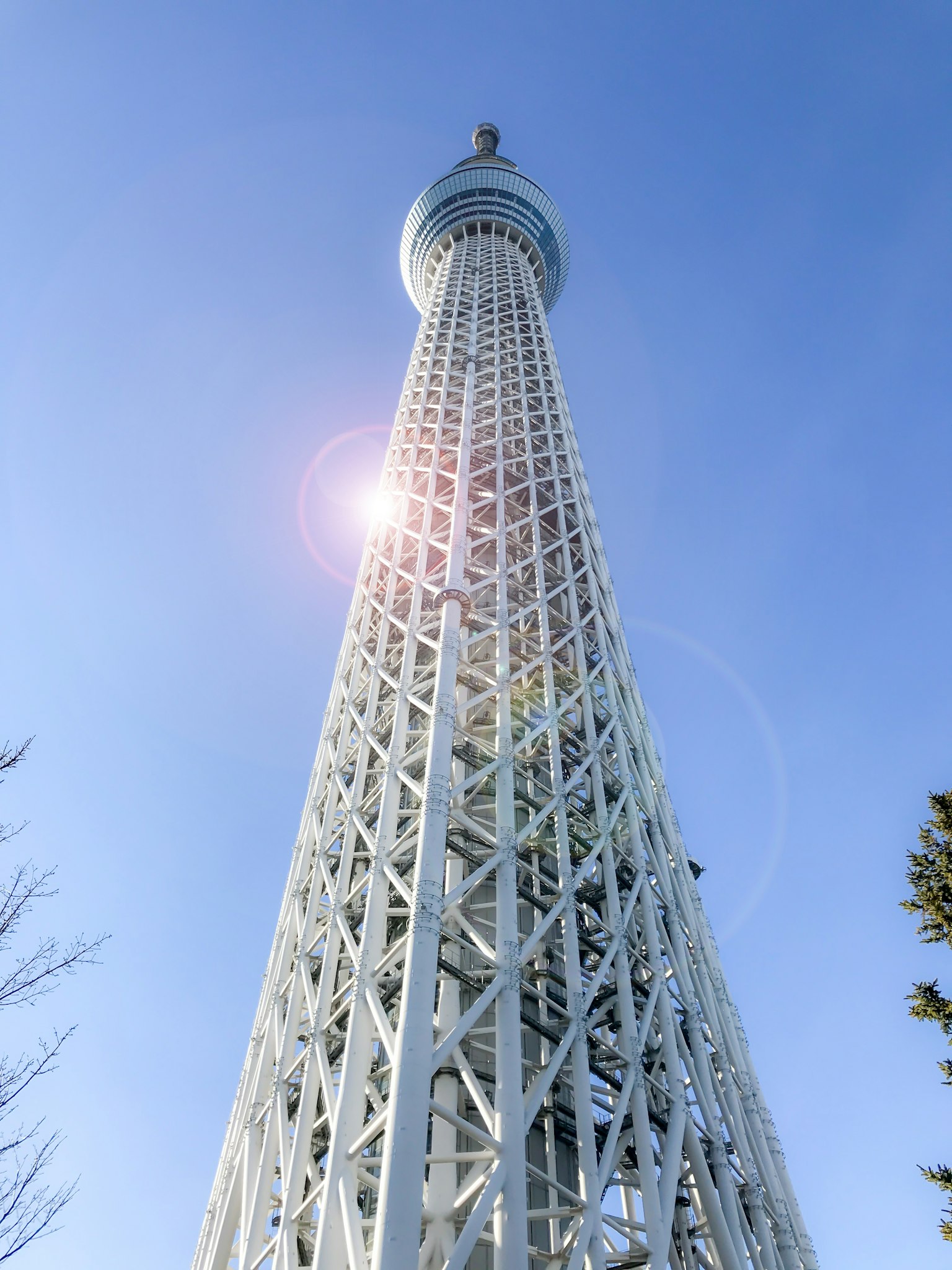 東京晴空下高聳的東京塔