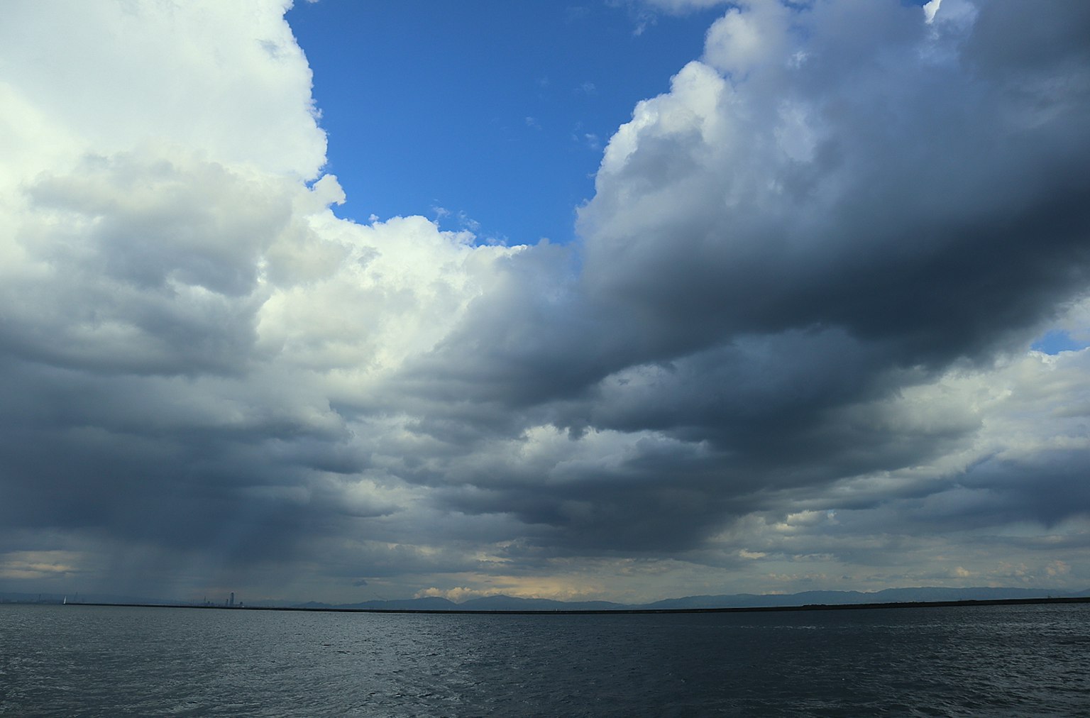 Paesaggio marino con cielo blu e nuvole