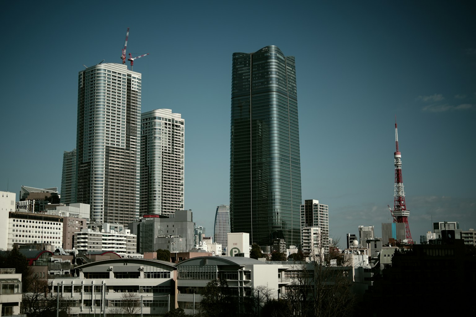 Garis langit Tokyo dengan gedung pencakar langit modern di bawah langit biru jernih