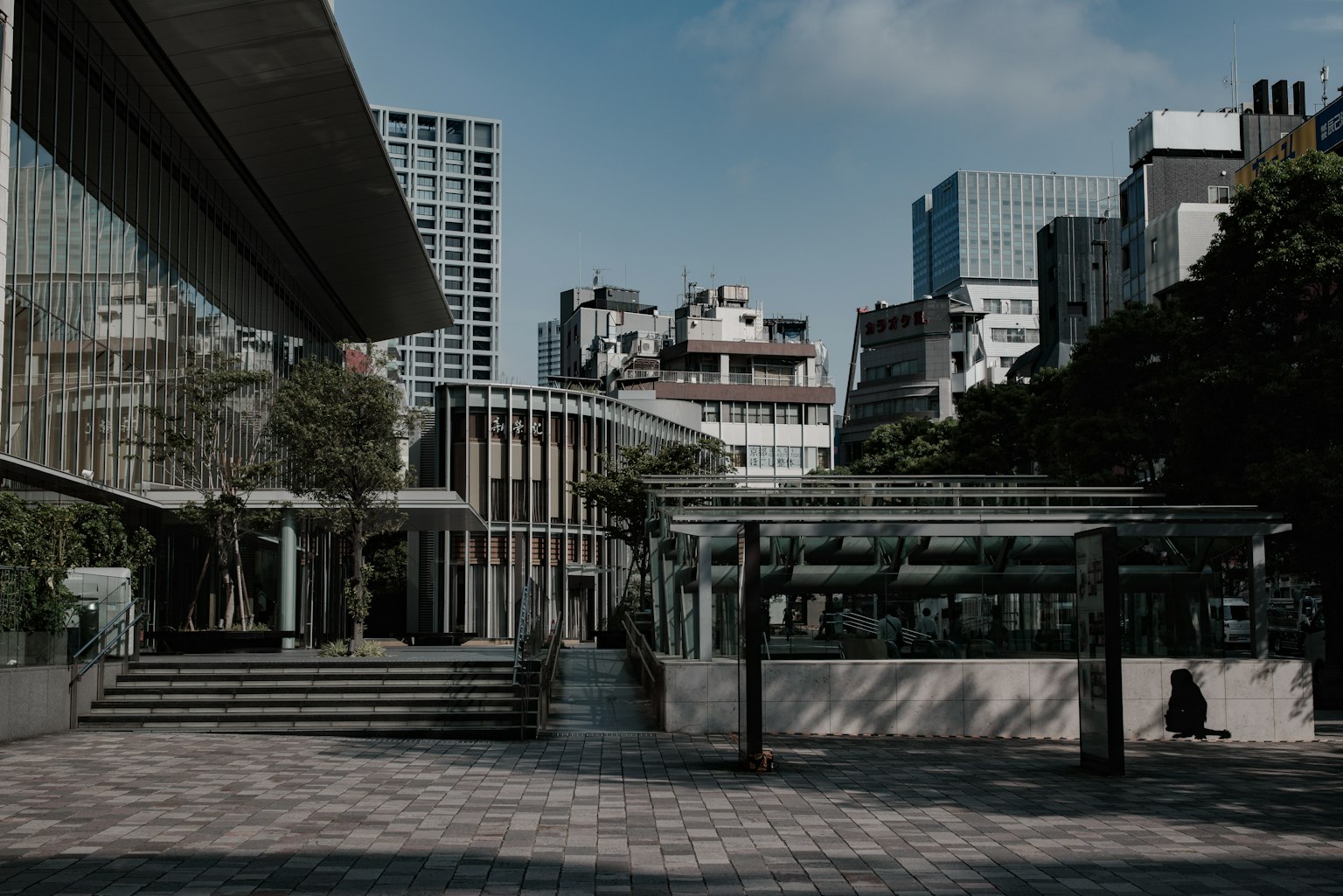 Arsitektur modern dengan lanskap perkotaan dan bangunan kaca