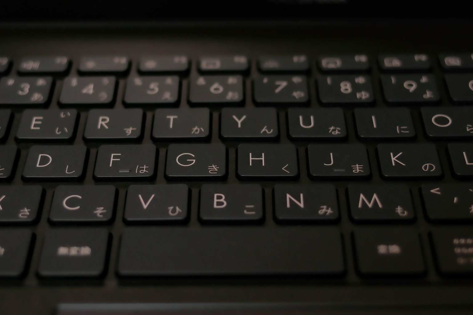 黒いキーボードのクローズアップ 日本語の文字が含まれている