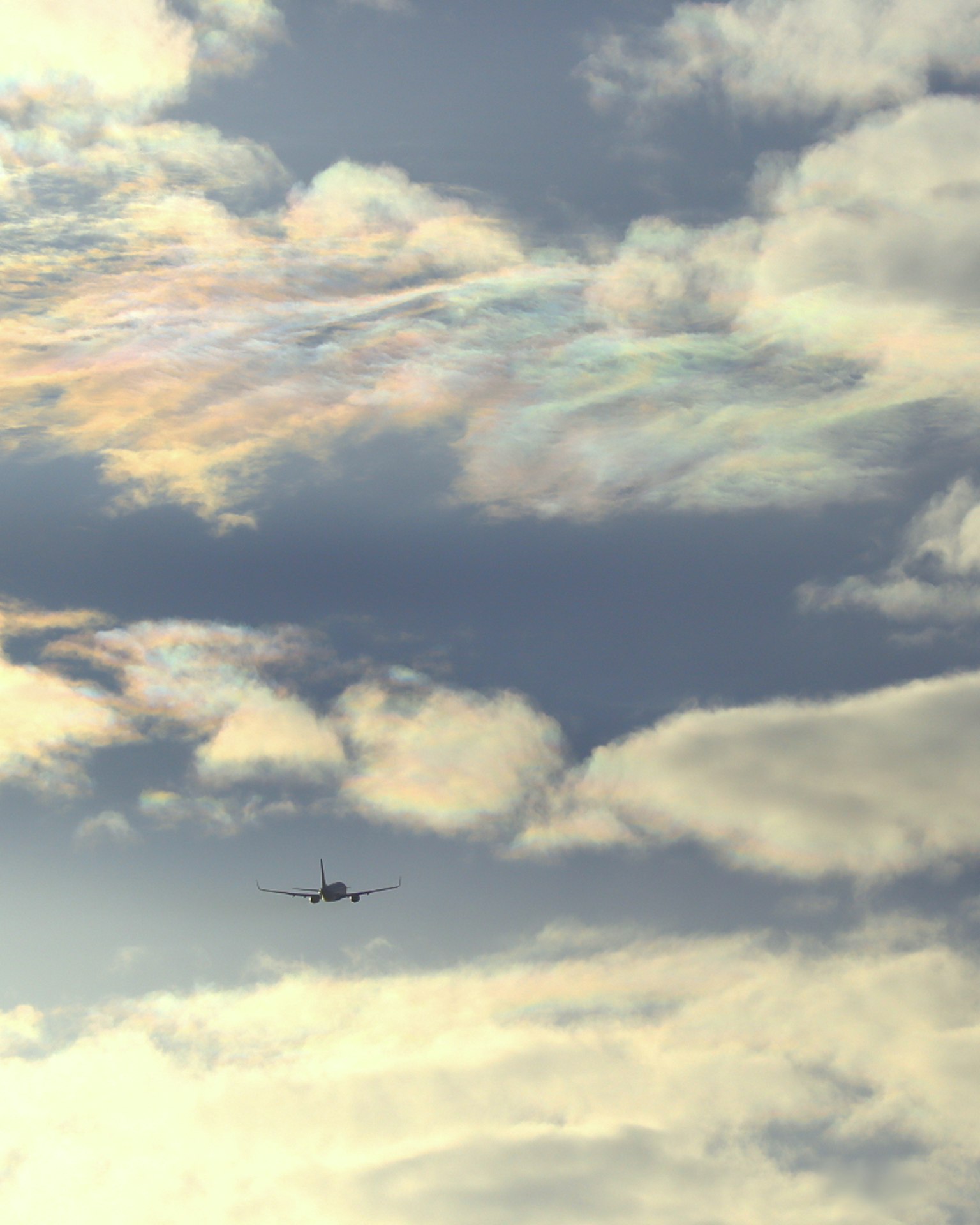 Avion survolant des nuages colorés dans le ciel