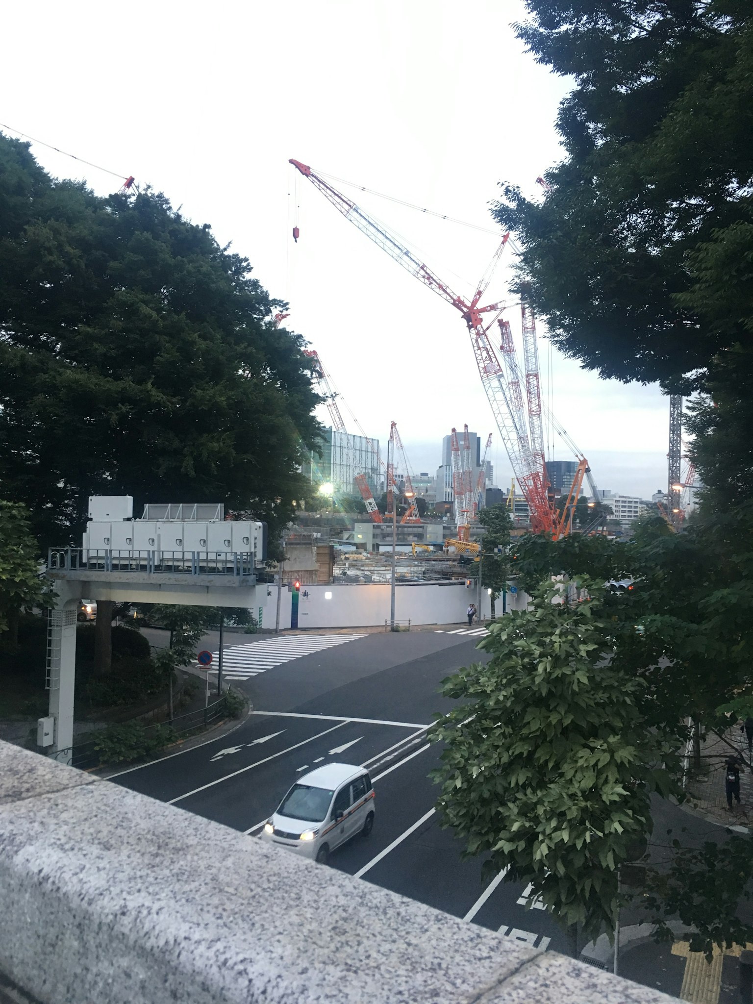 Paesaggio urbano con cantiere e gru