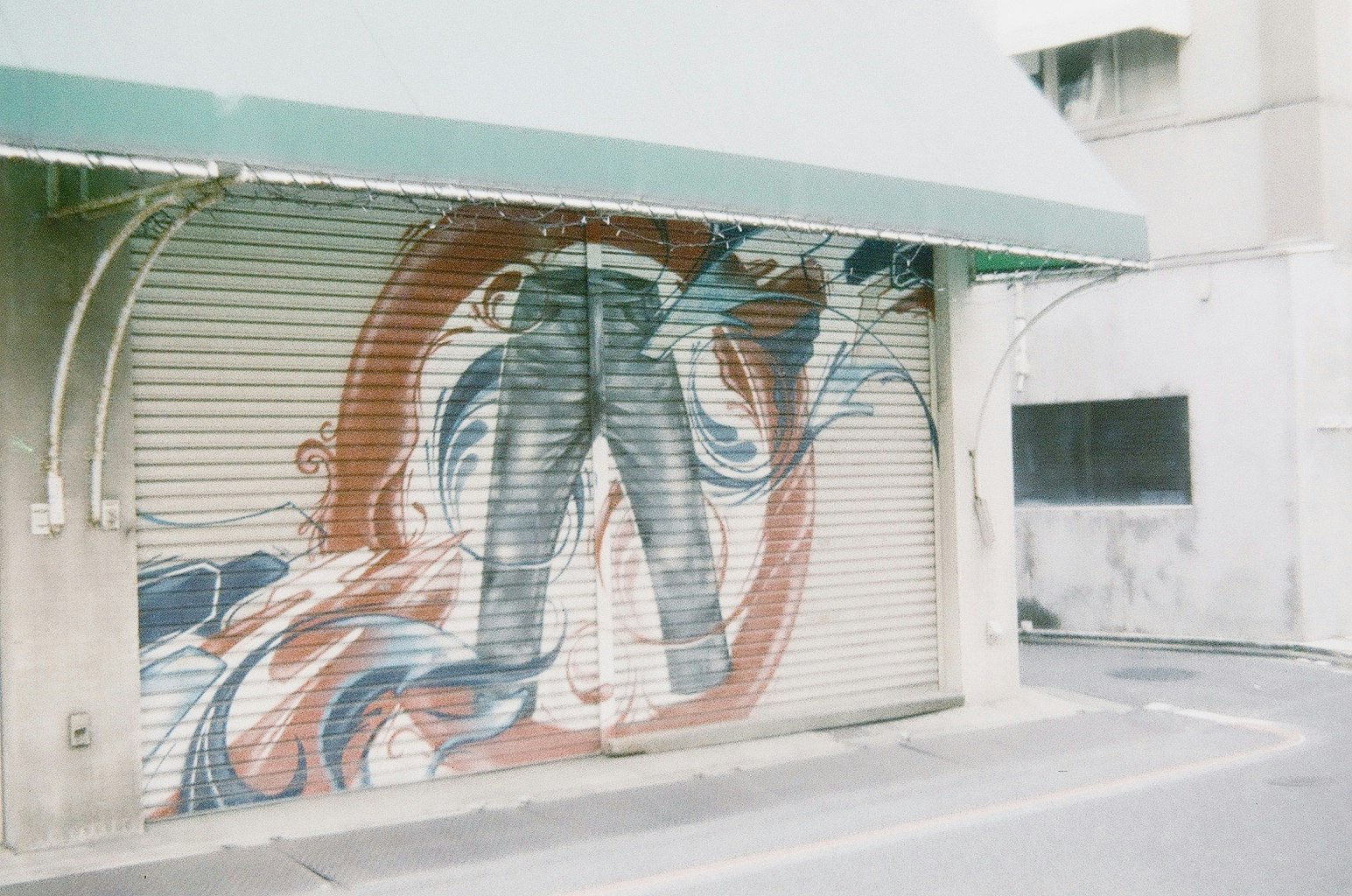 路地の壁に描かれた大きなアートの壁画