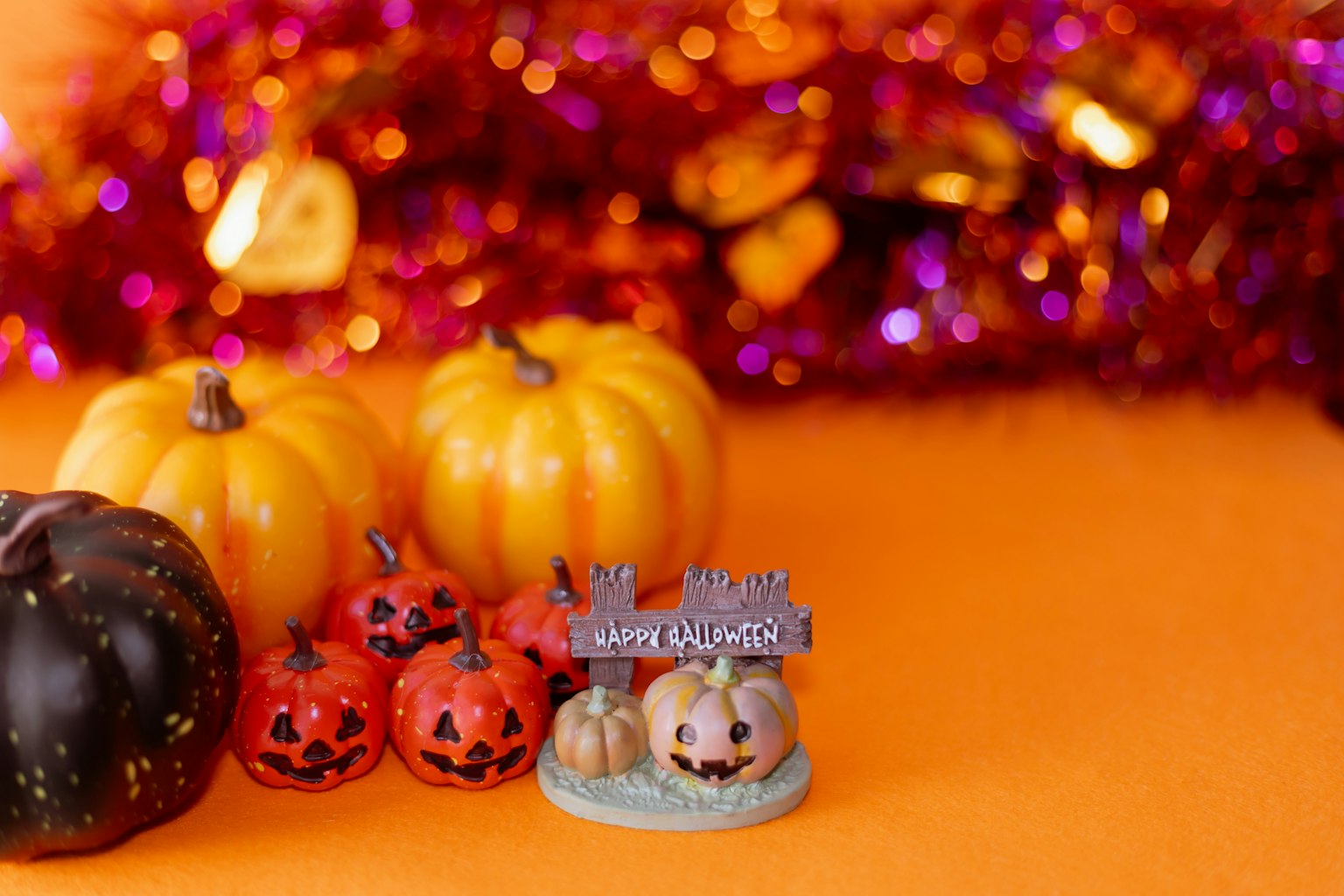 Zucche colorate e piccola decorazione di Halloween disposte per un'esposizione festiva