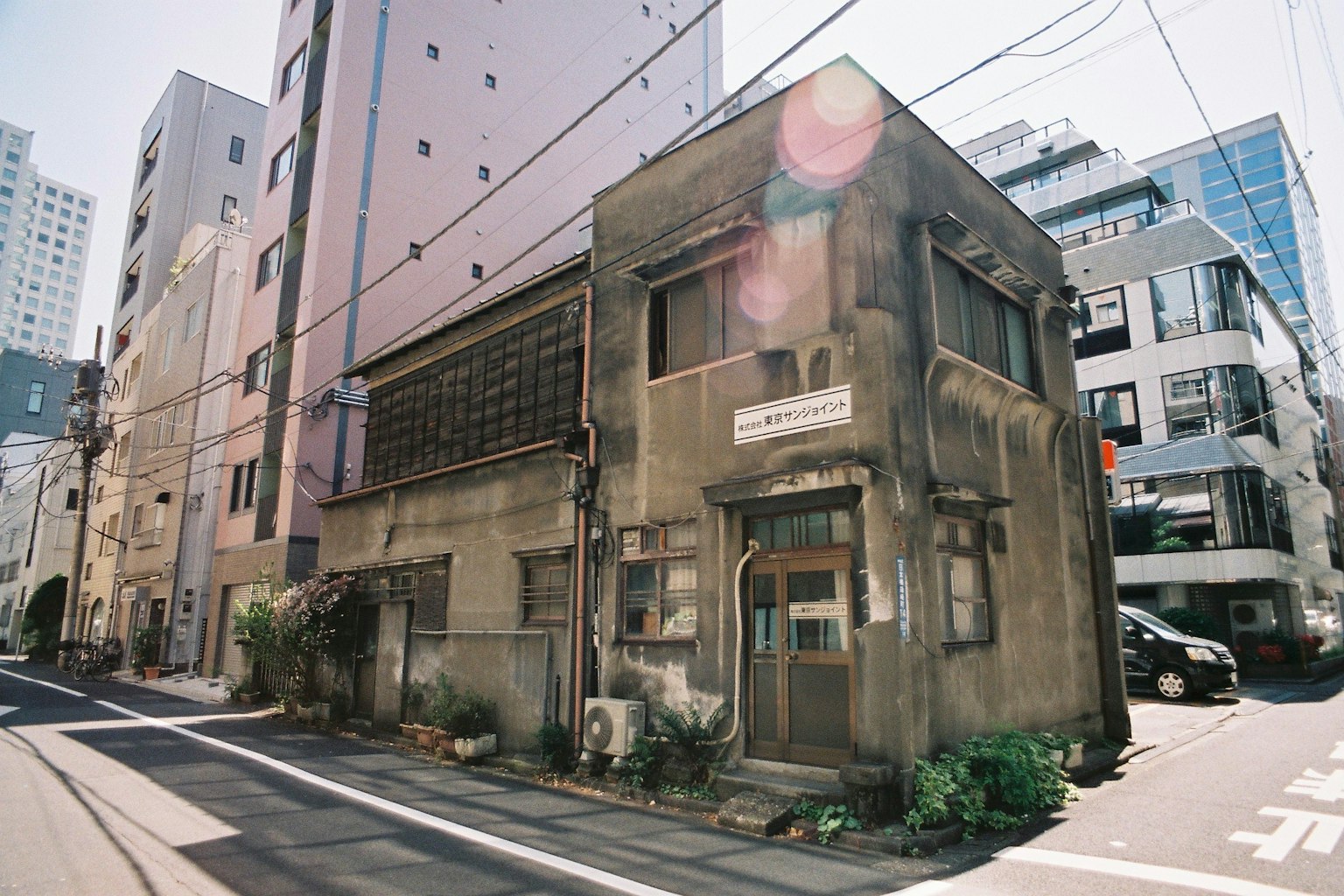 老建筑与现代摩天大楼并排的街角景观