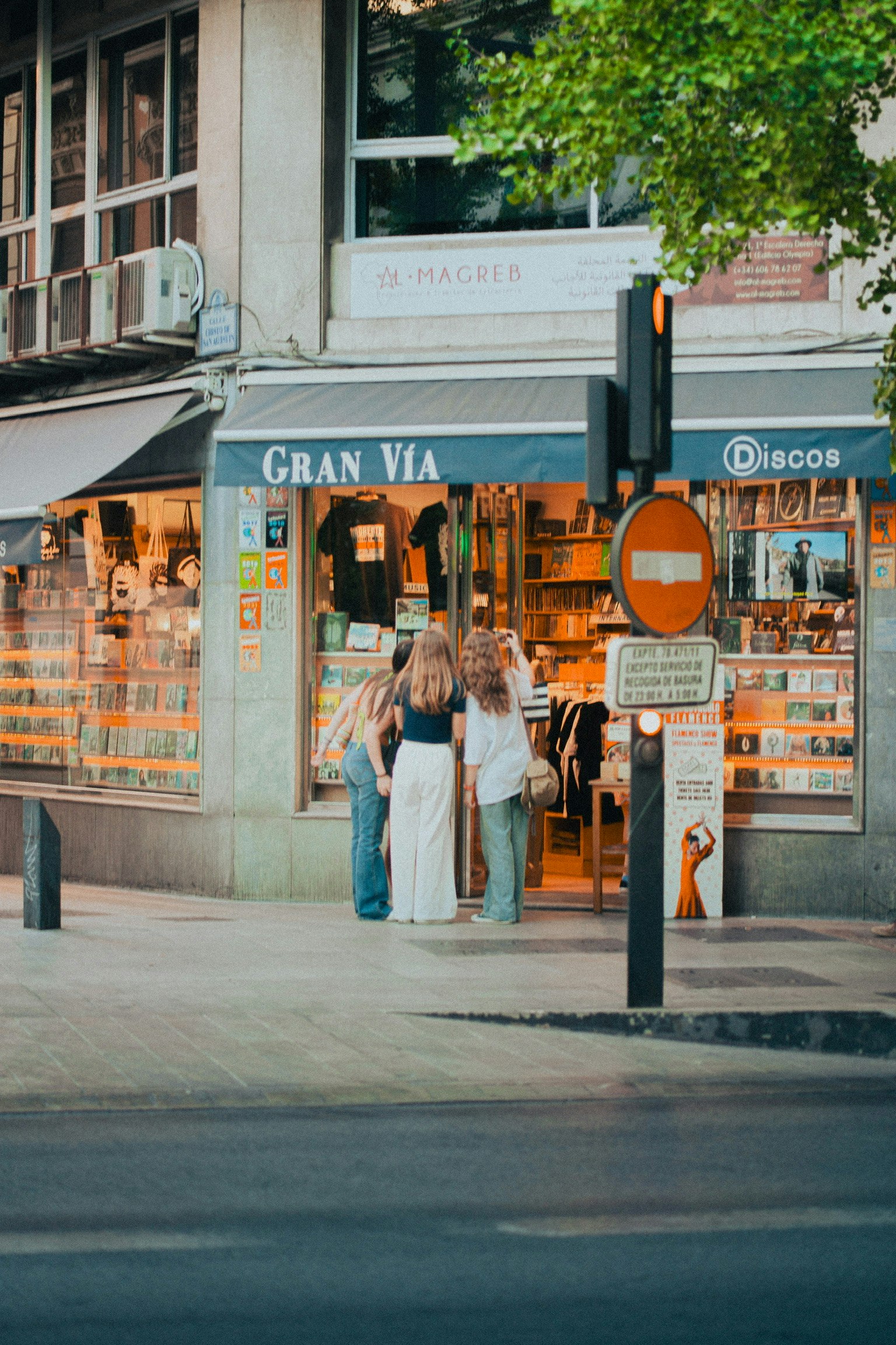 グランビア通りの店舗前に立つ人々と周囲の風景