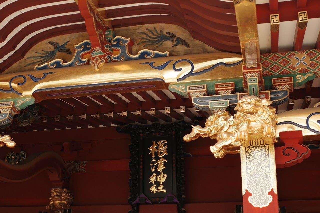 龍の彫刻が施された朱色の寺院の屋根飾り