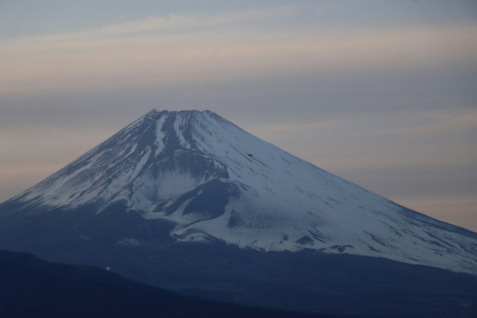 Schneebedeckter Gipfel des Fuji mit ruhigem Himmel