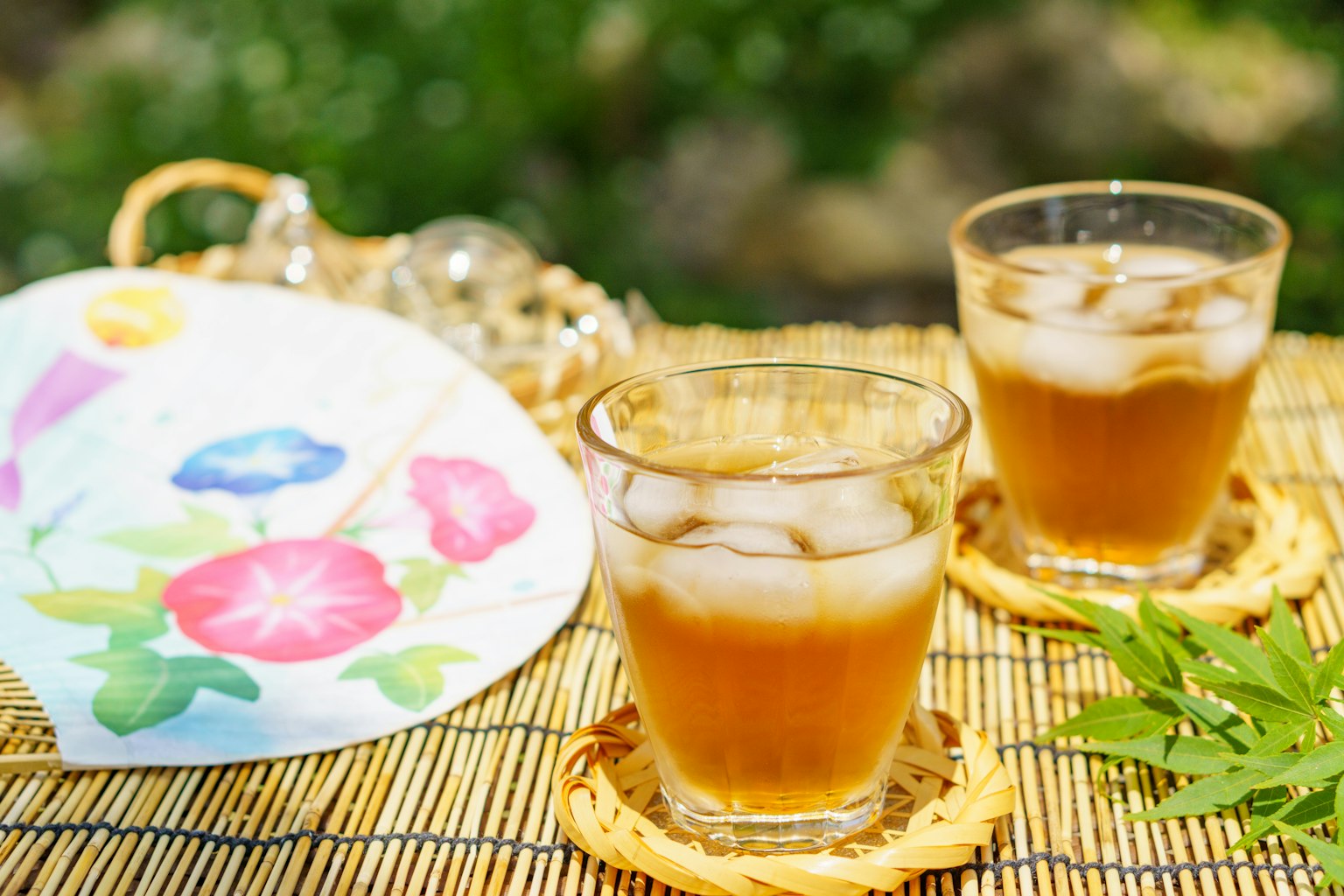 Cảnh mùa hè với đồ uống lạnh và quạt trang trí