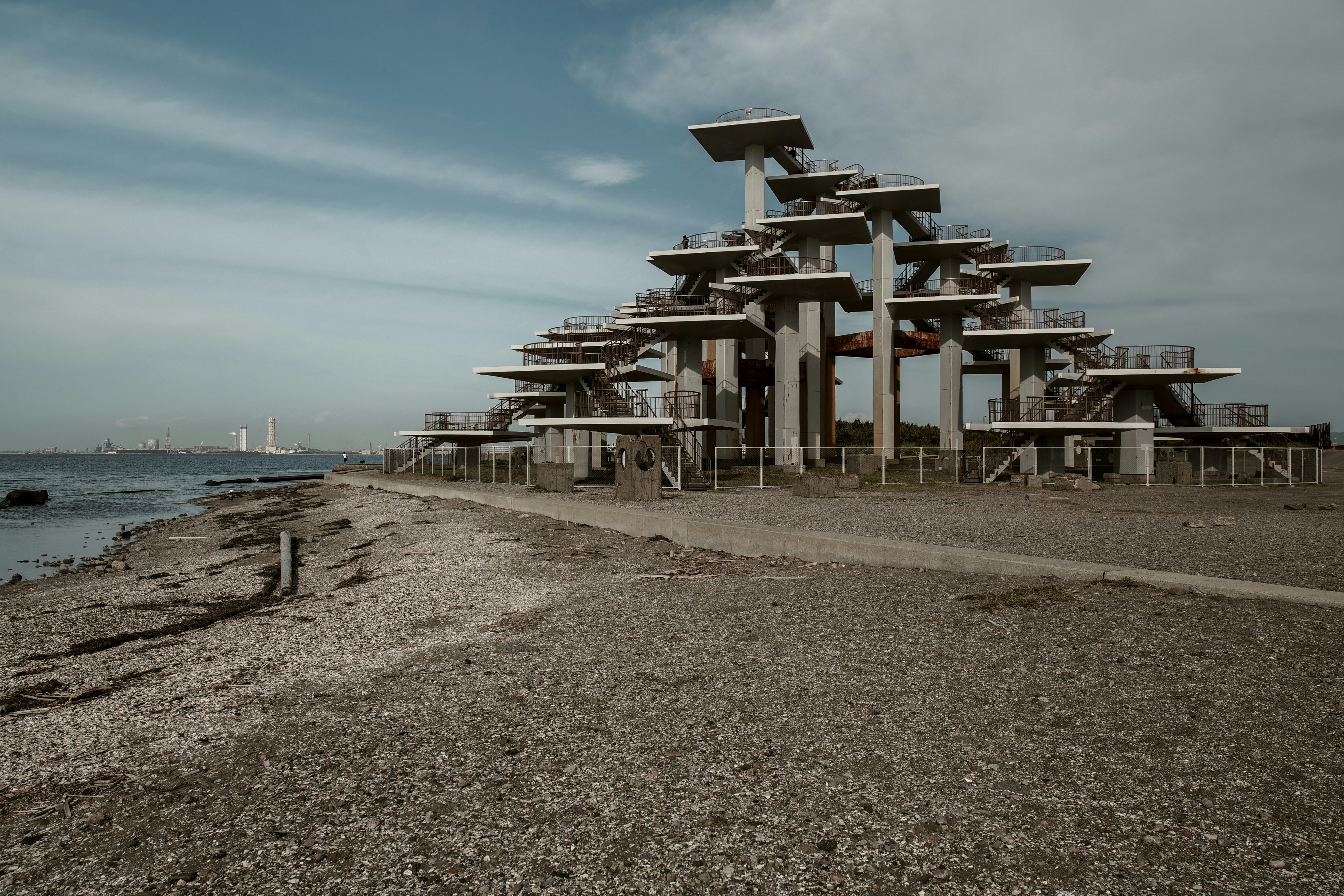 torre panoramica sul mare con struttura a piattaforme a gradini
