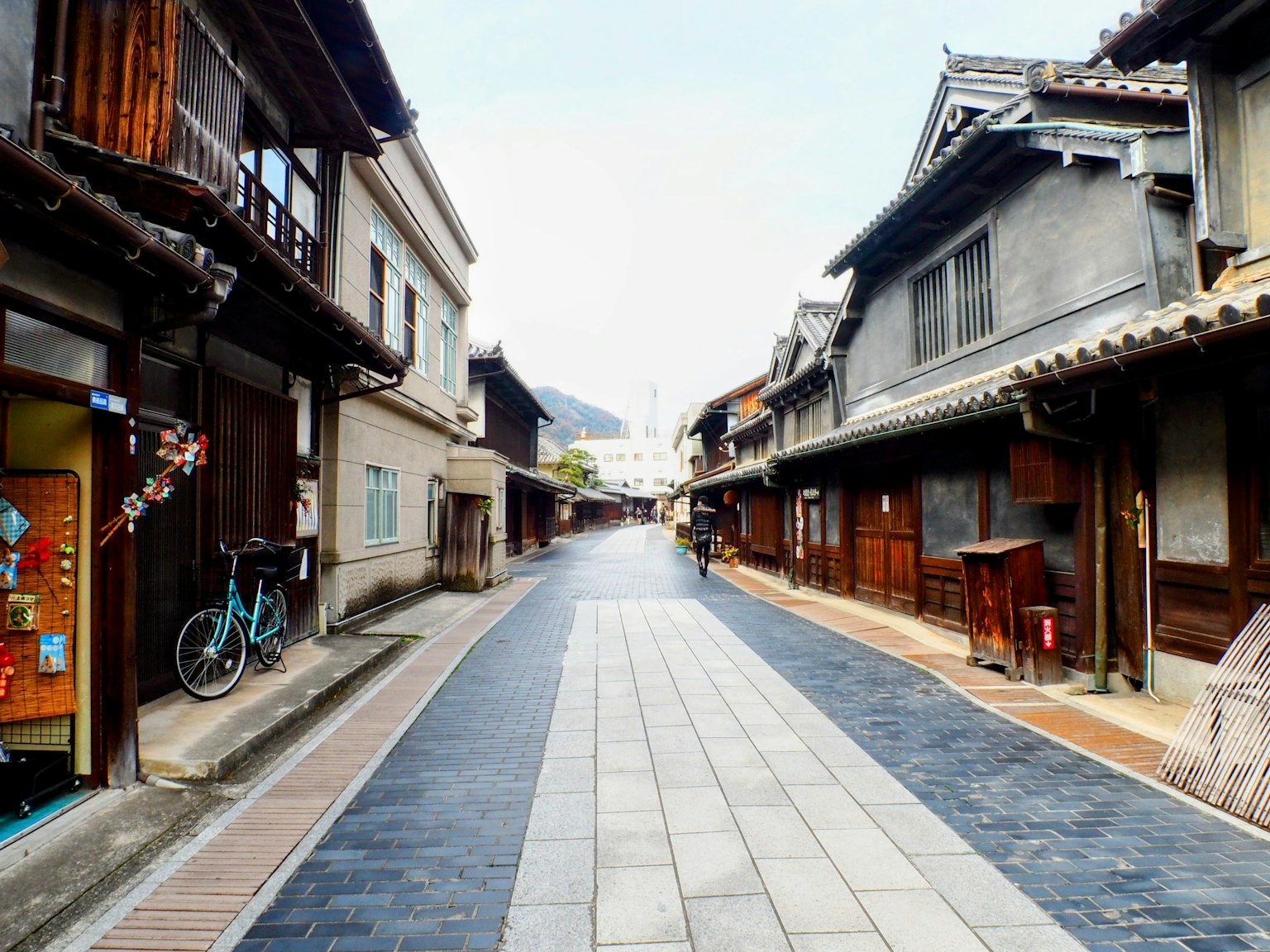 Strada tranquilla che mostra l'architettura giapponese tradizionale