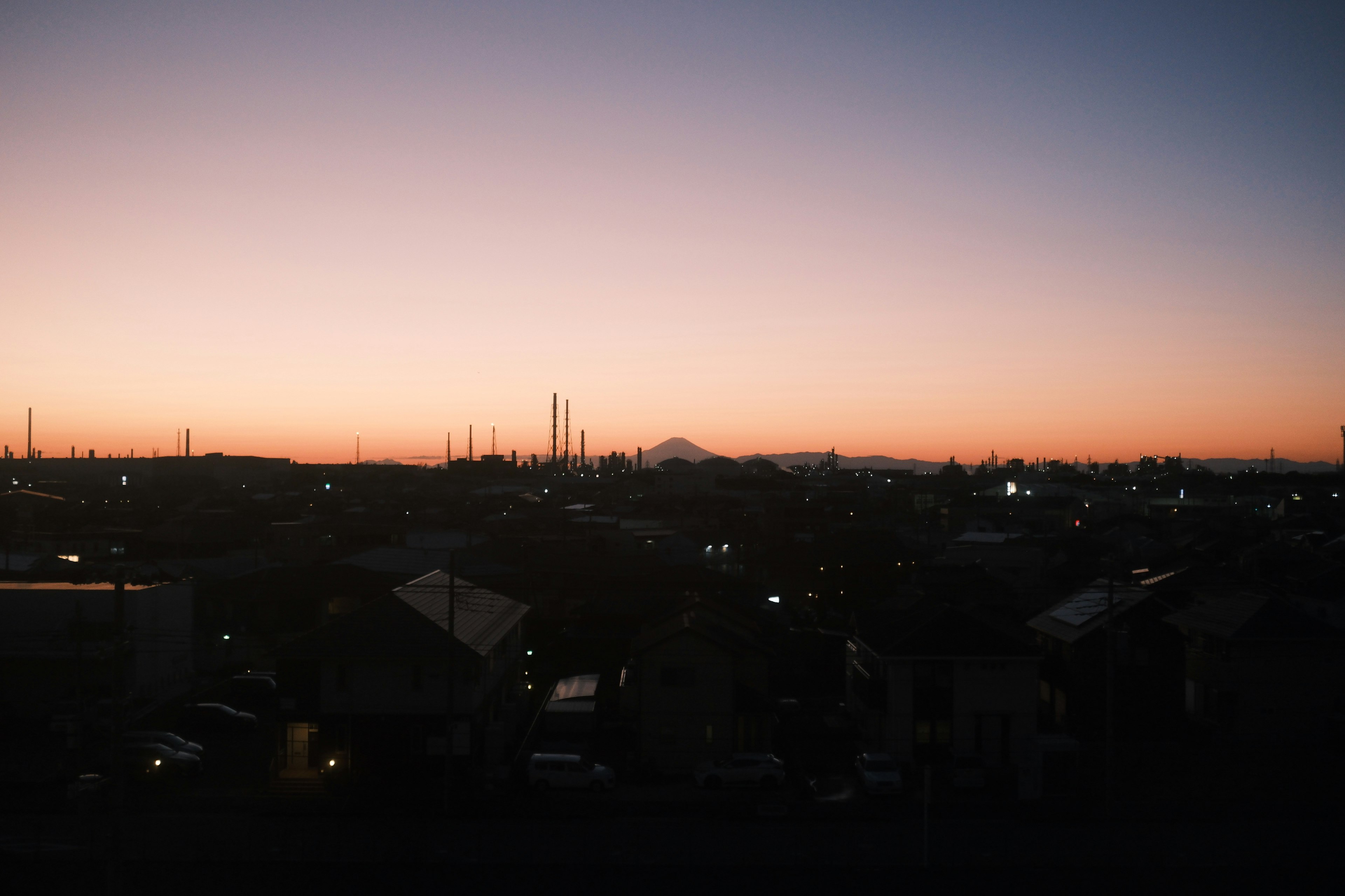 夕暮れの街並みと遠くの山並み