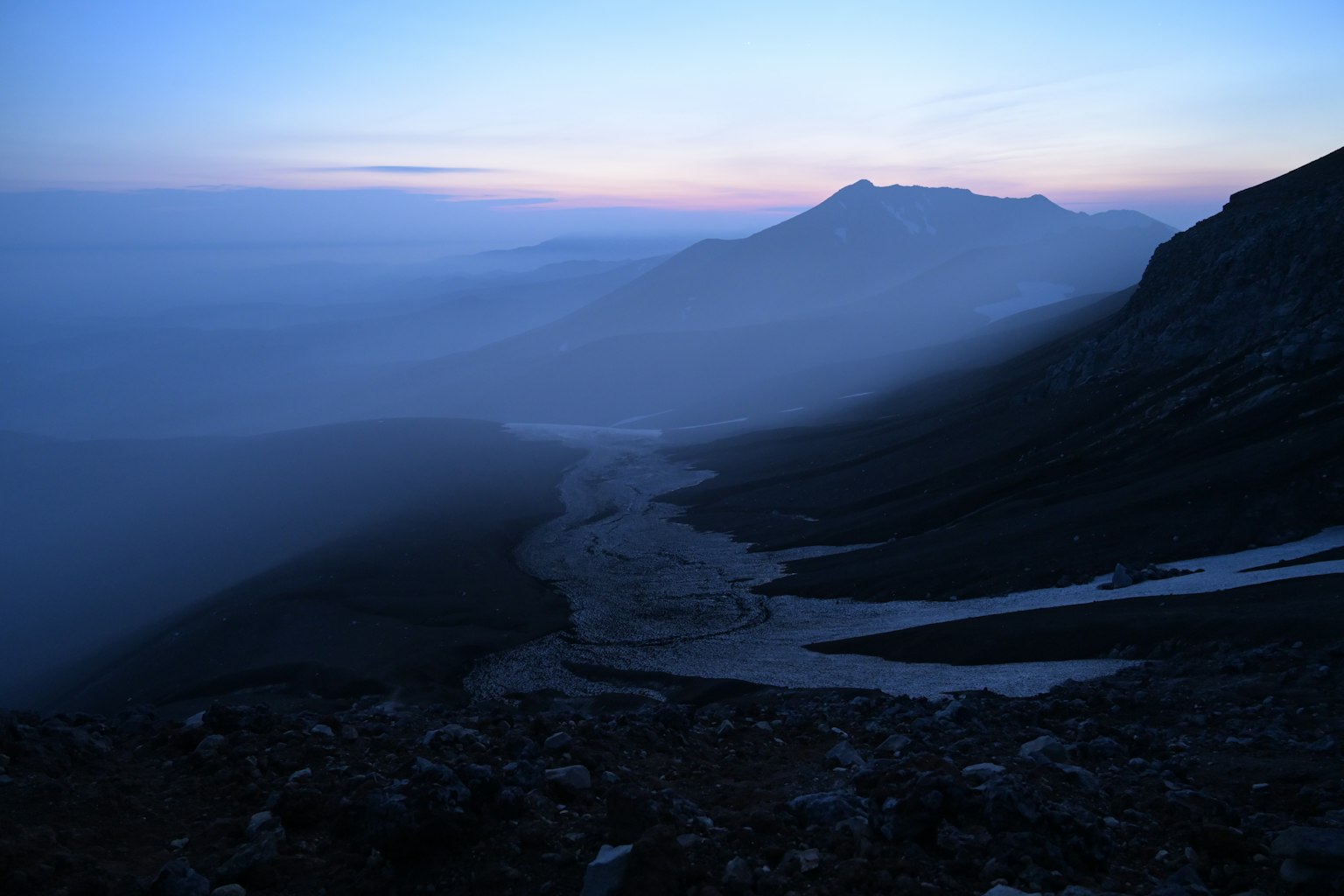 Paysage de montagne au crépuscule avec rivière et brouillard