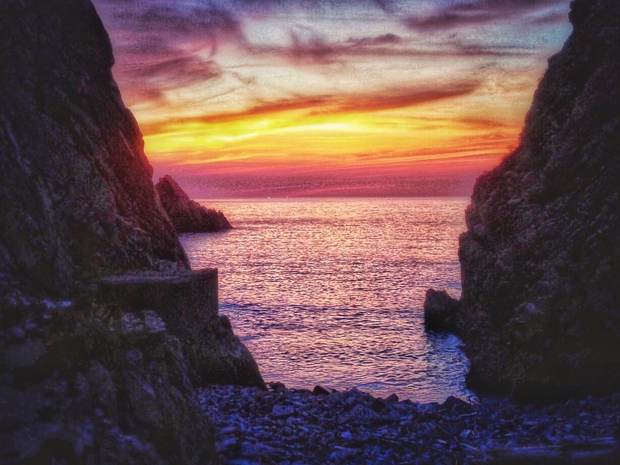 岩場の間から見える日本海の夕焼け