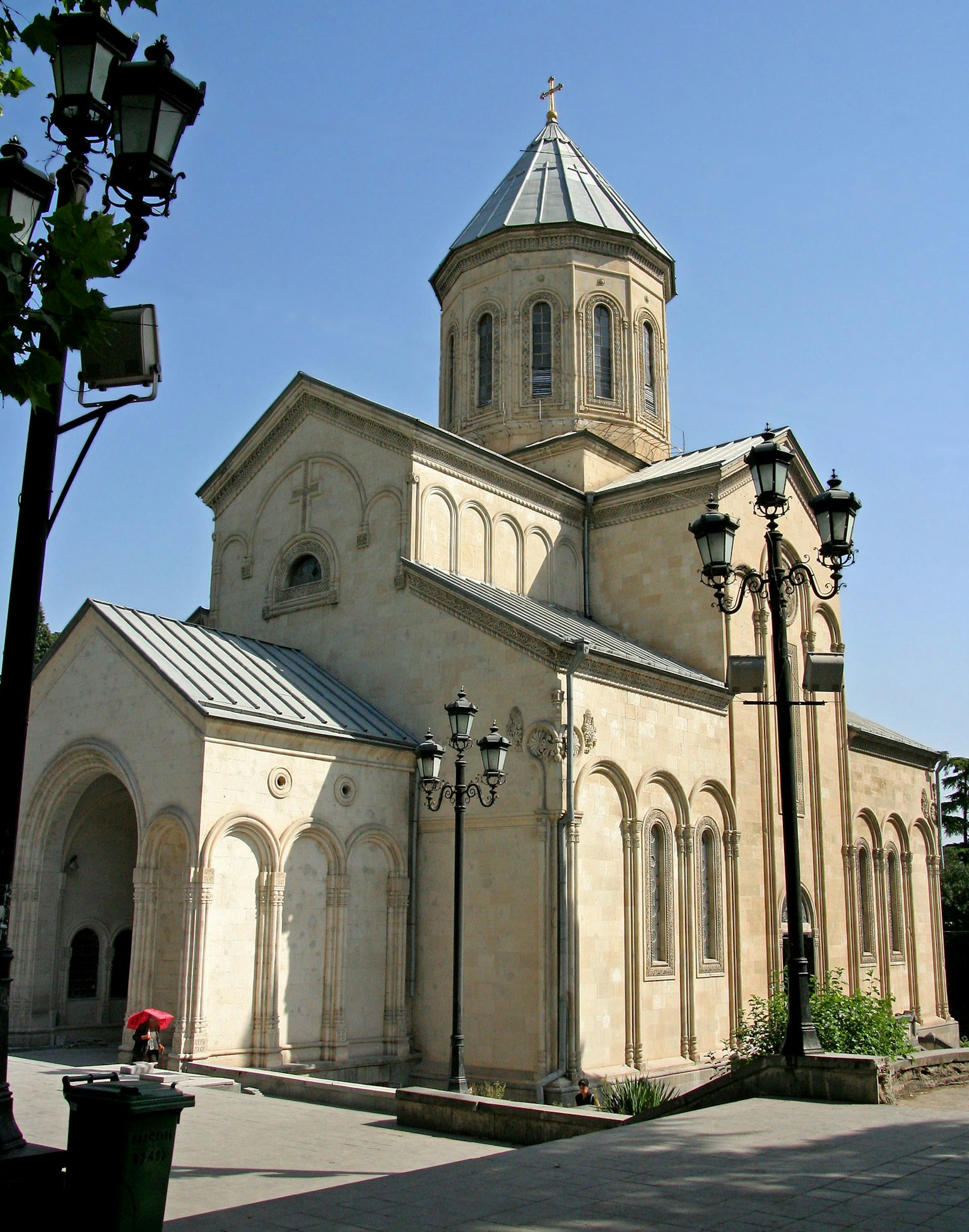 Schönes Kirchengebäude mit blauem Himmel im Hintergrund