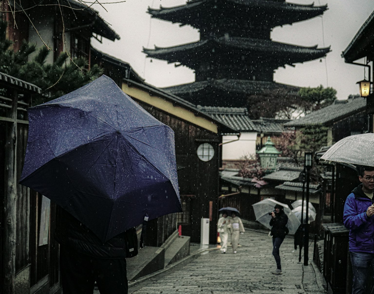 Malersicher Blick auf eine alte japanische Straße mit einer Pagode im Regen