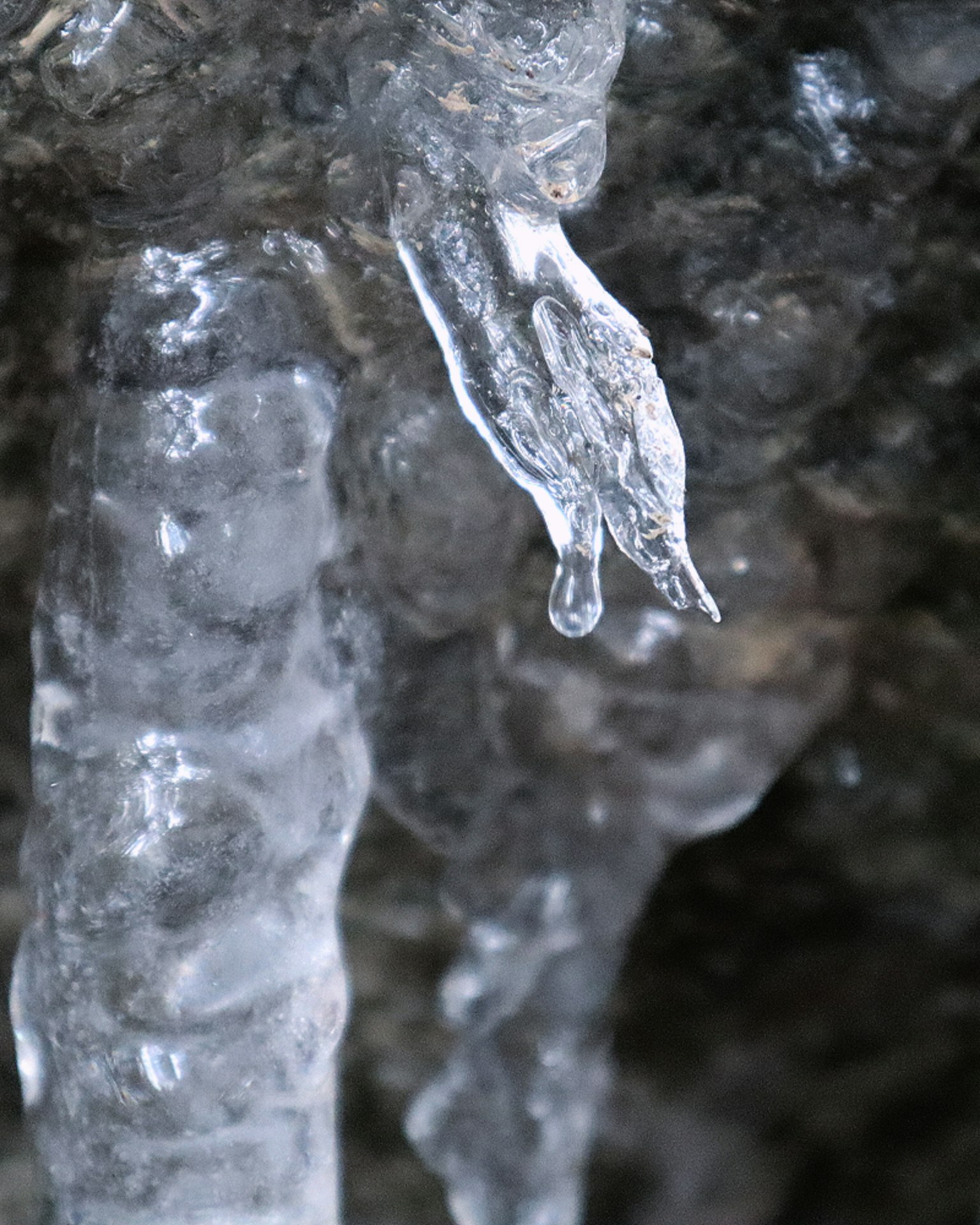 Primo piano di un ghiacciolo che gocciola acqua