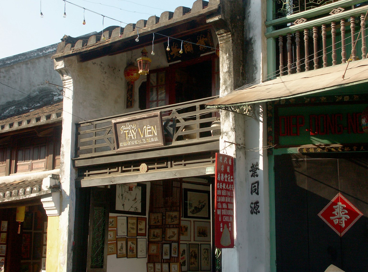 古老建築的外立面，特色是傳統裝飾和招牌，陽台和燈籠