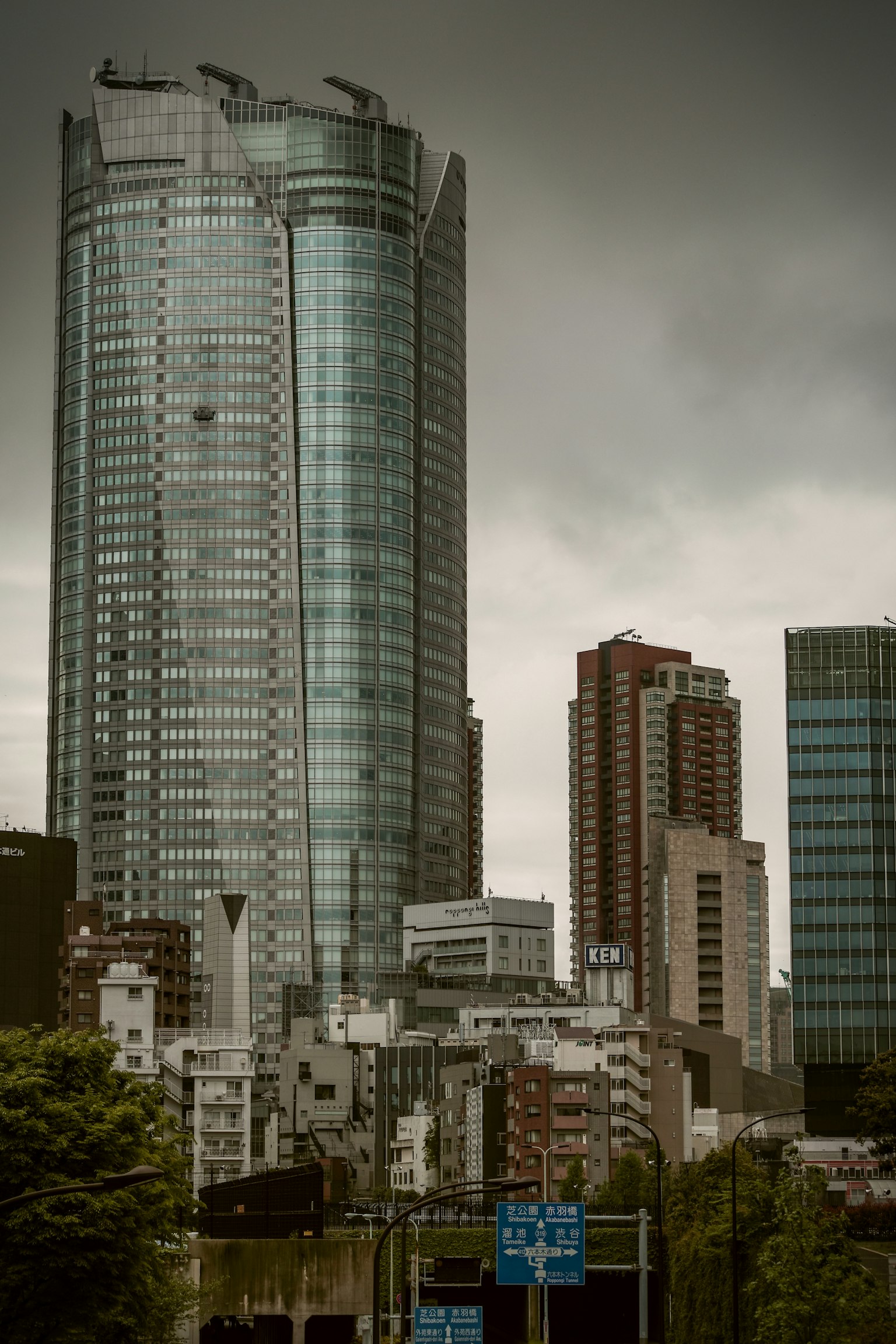 高層ビルと街の風景が見える都市の景観