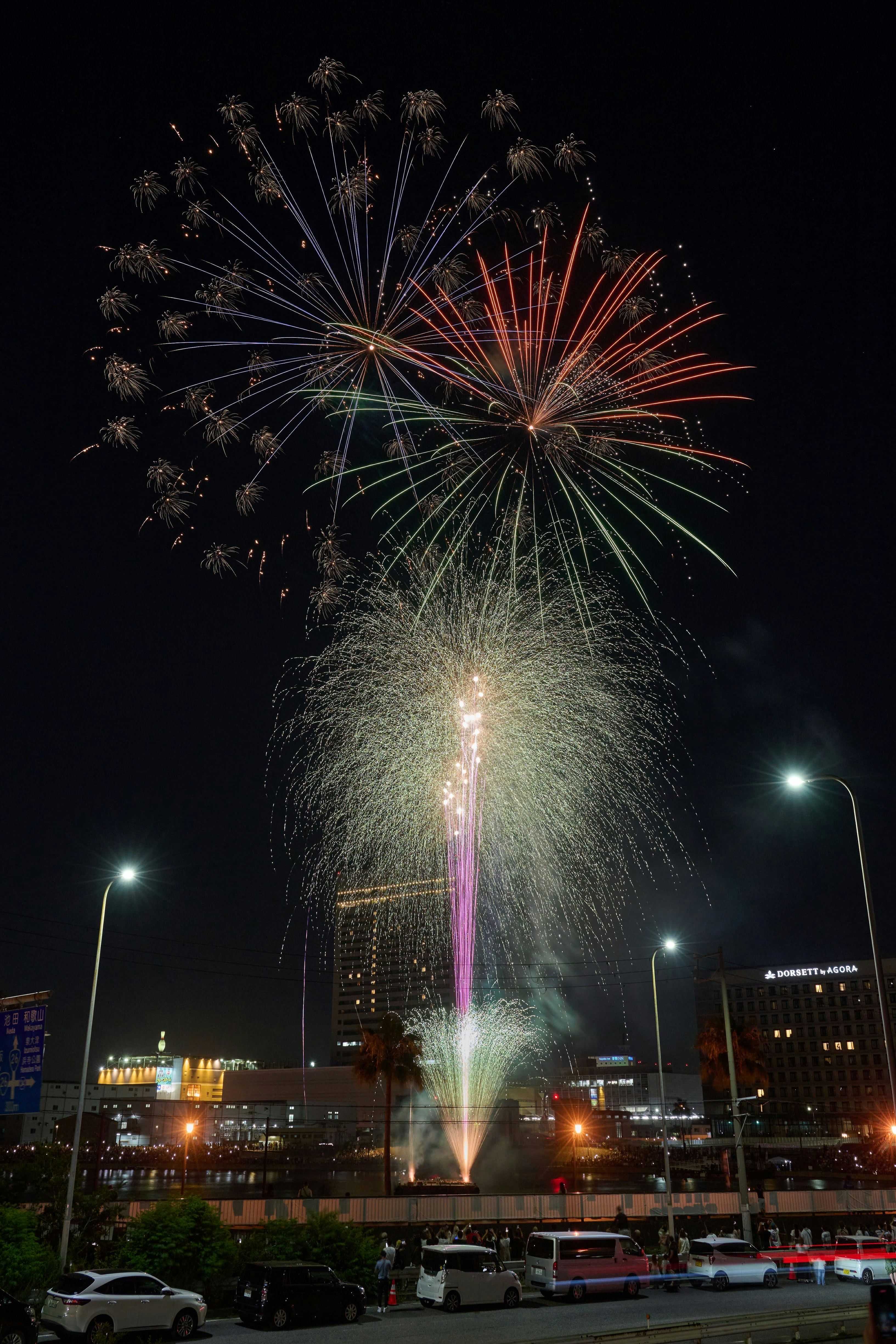 feux d’artifice au-dessus d’une place urbaine la nuit