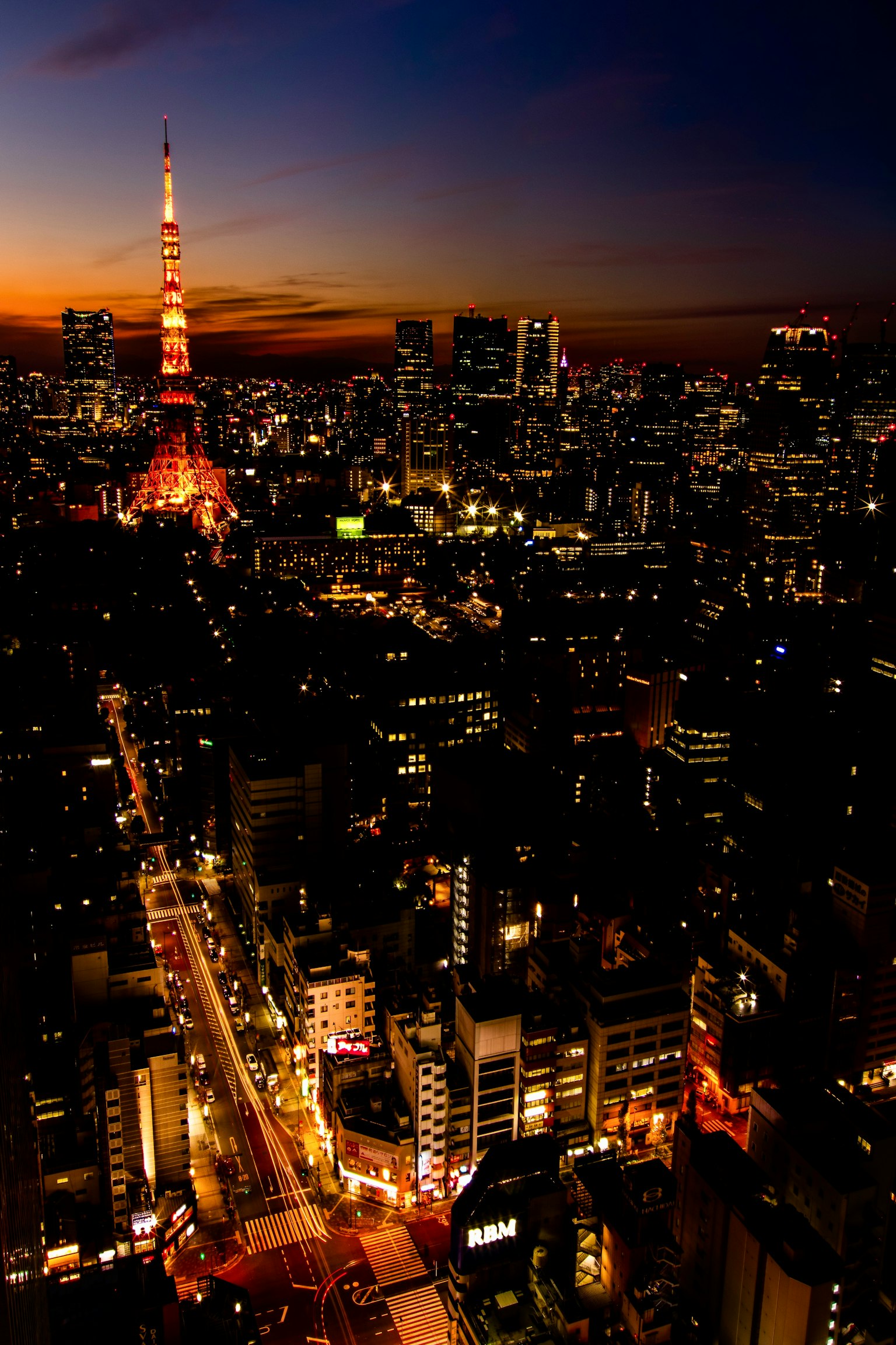 Menara Tokyo yang diterangi di langit malam Tokyo
