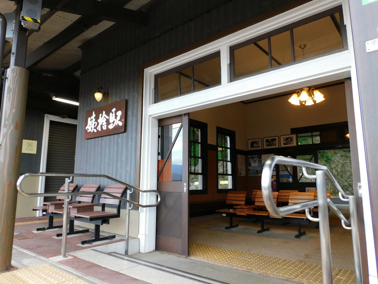 Eingang eines Bahnhofs mit sichtbaren Holzbank