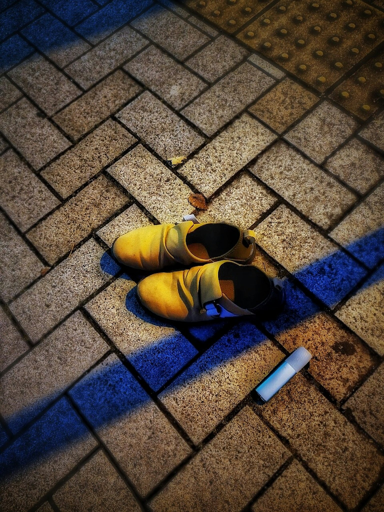 Ein Paar gelbe Schuhe auf gefliestem Boden
